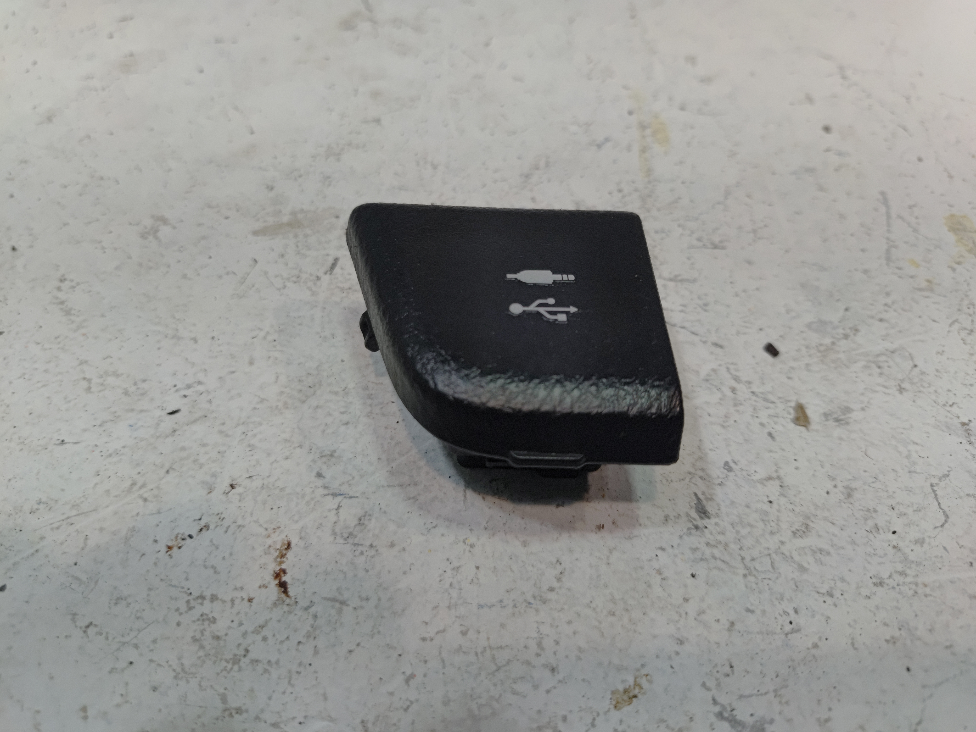 2018-2019 TOYOTA CAMRY DASHBOARD OUTLET USB SOCKET OEM