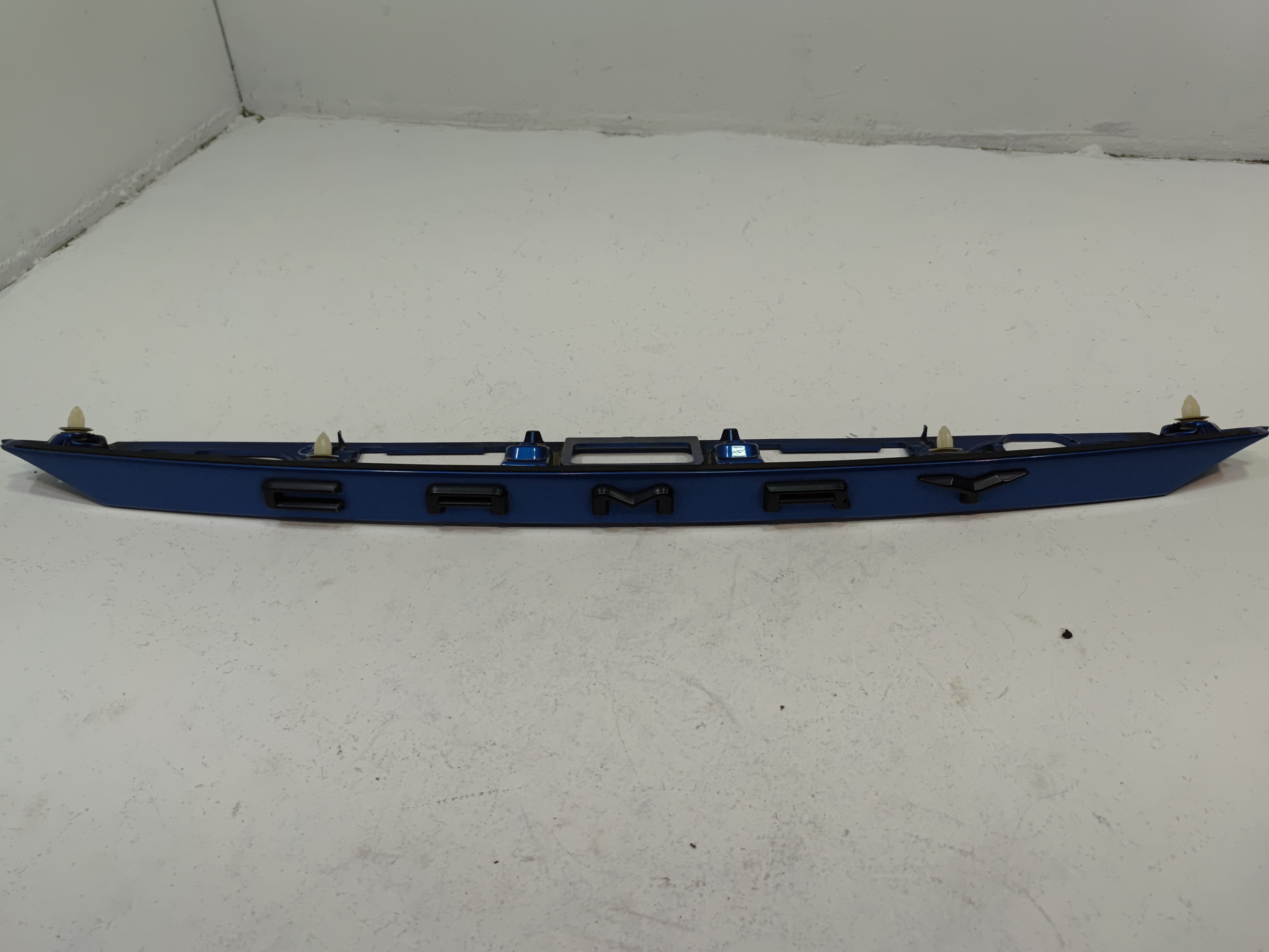 2018-2020 TOYOTA CAMRY SE REAR TRUNK DECK LID LICENCE PLATE MOLDING 8W7 OEM