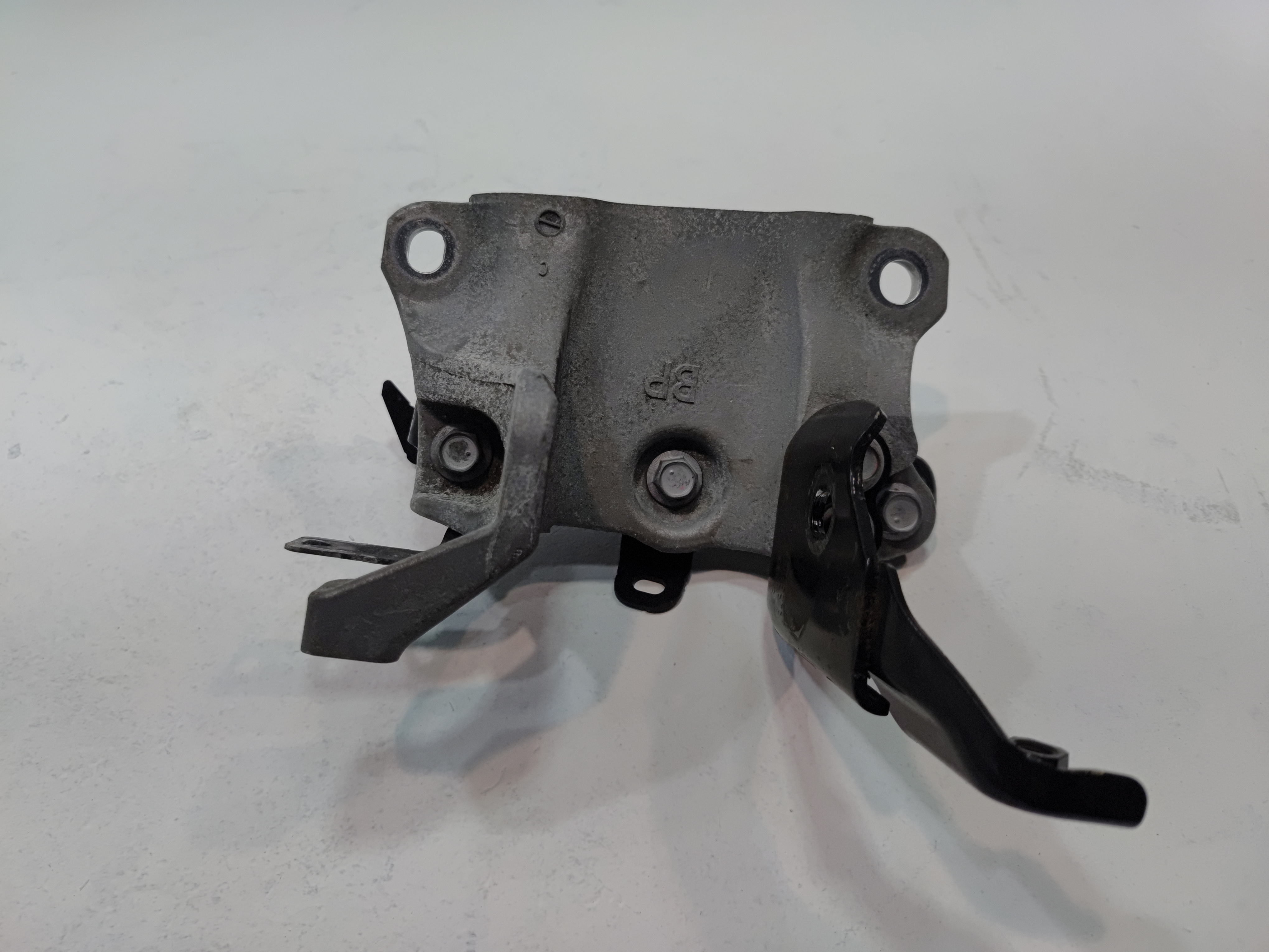 2018-2024 TOYOTA CAMRY AUTOMATIC TRANSMISSION LEFT DRIVER SIDE MOUNT BRACKET OEM