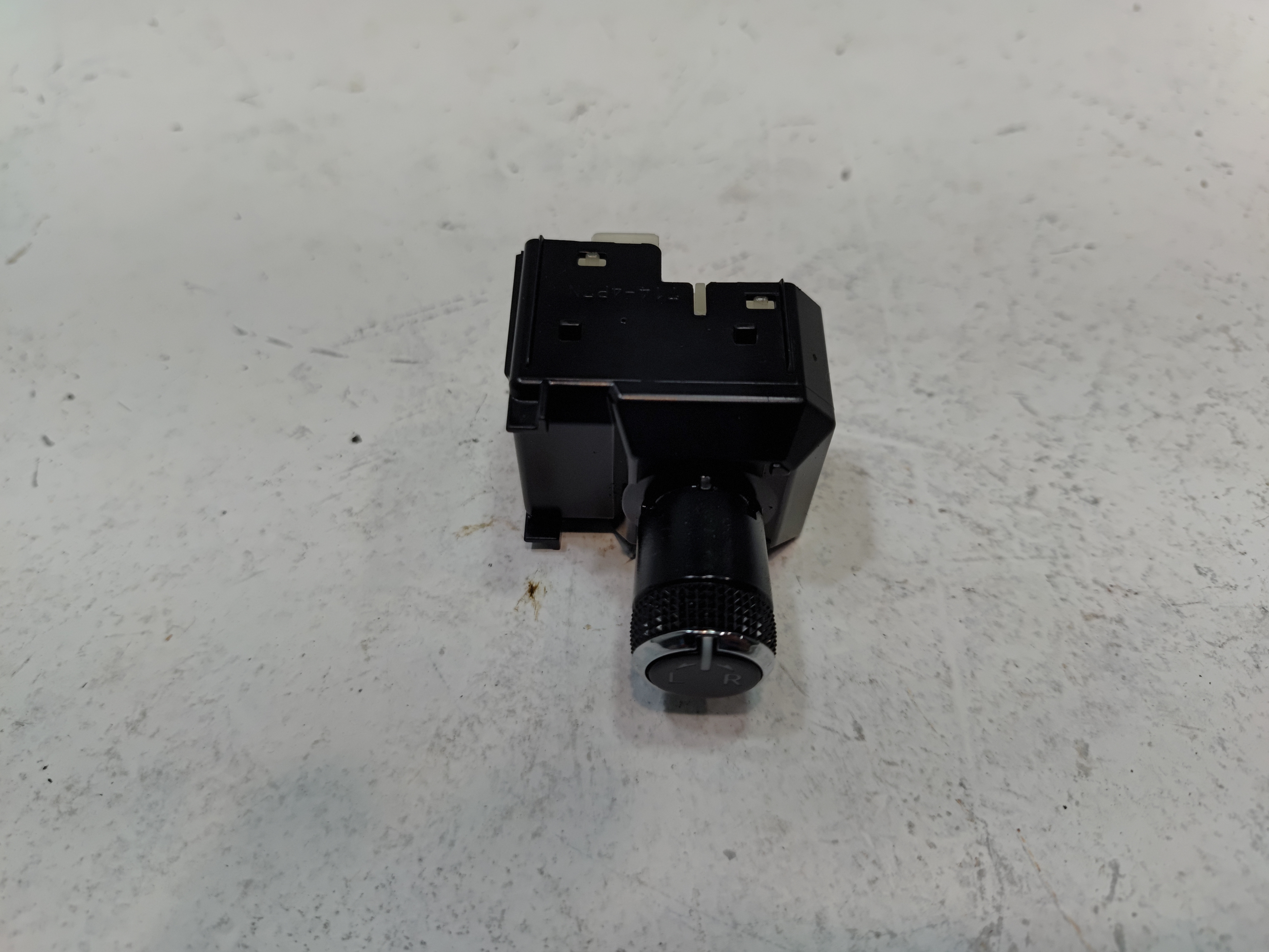 2018-2020 TOYOTA CAMRY FRONT DRIVER SIDE DOOR OUTER MIRROR CONTROL SWITCH OEM