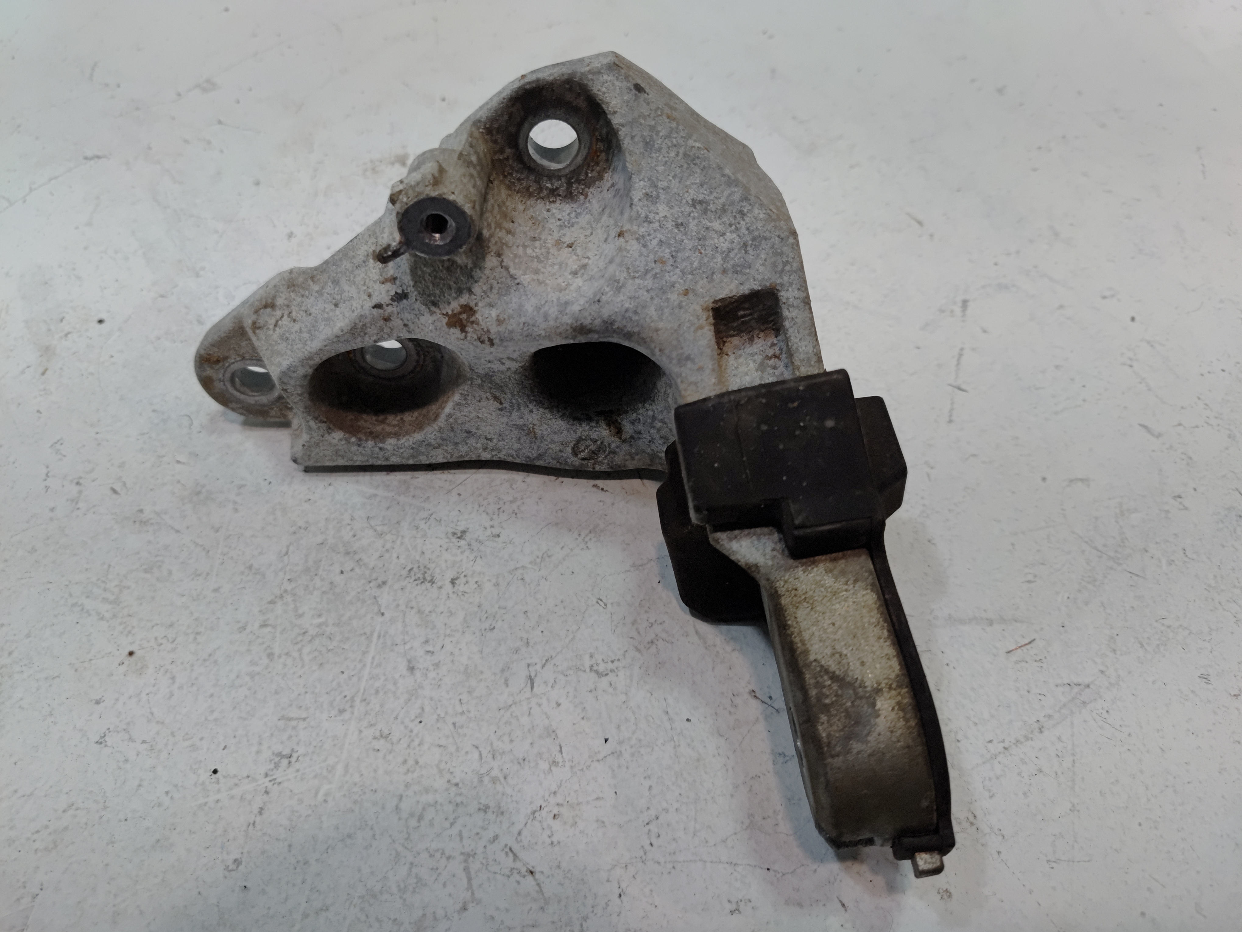 2018-2024 TOYOTA CAMRY 2.5L ENGINE MOTOR MOUNT BRACKET SUPPORT REAR SIDE OEM