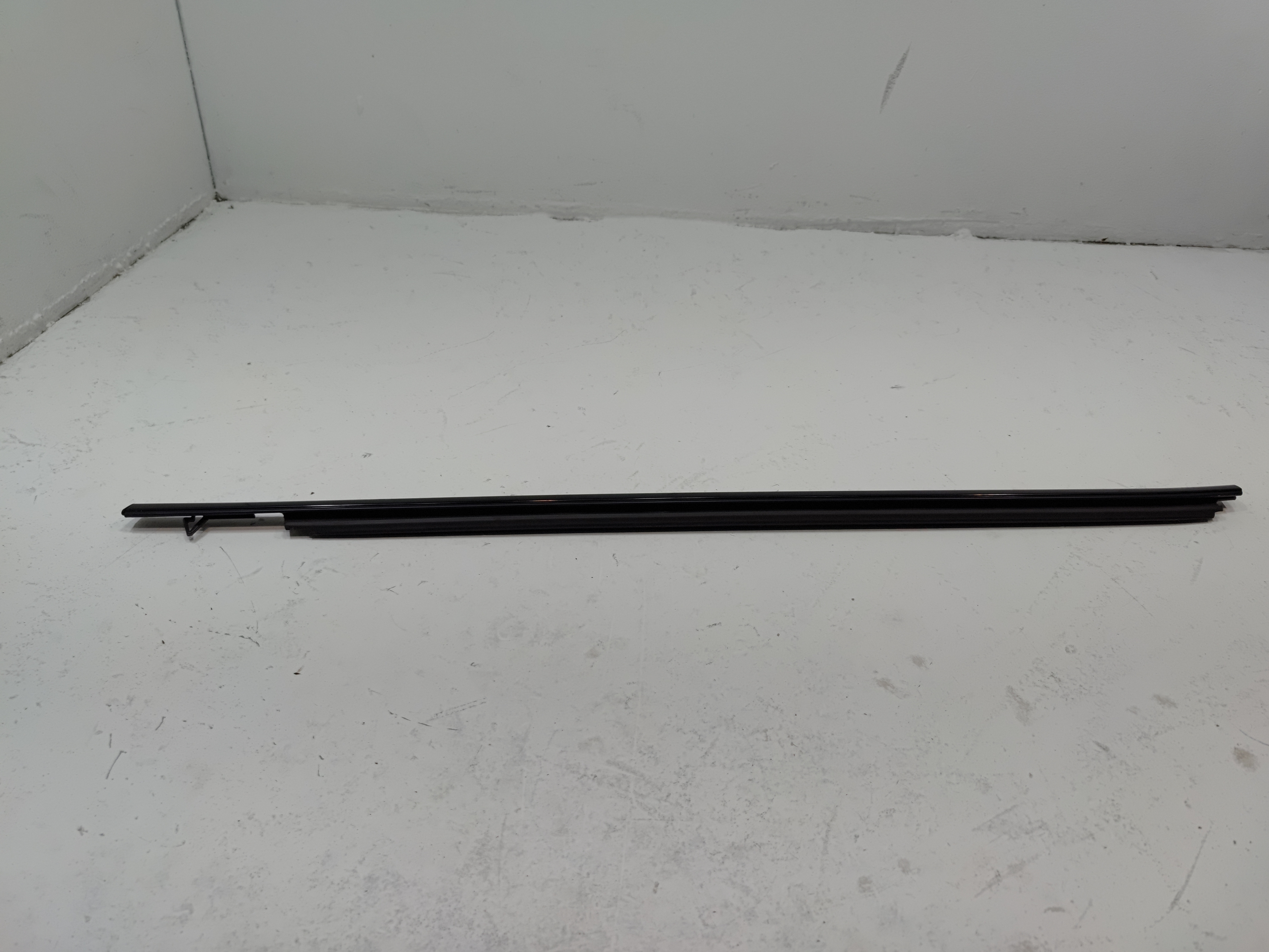 18-20 TOYOTA CAMRY XSE REAR LEFT DRIVER SIDE DOOR WINDOW BELT MOLDING BLACK OEM