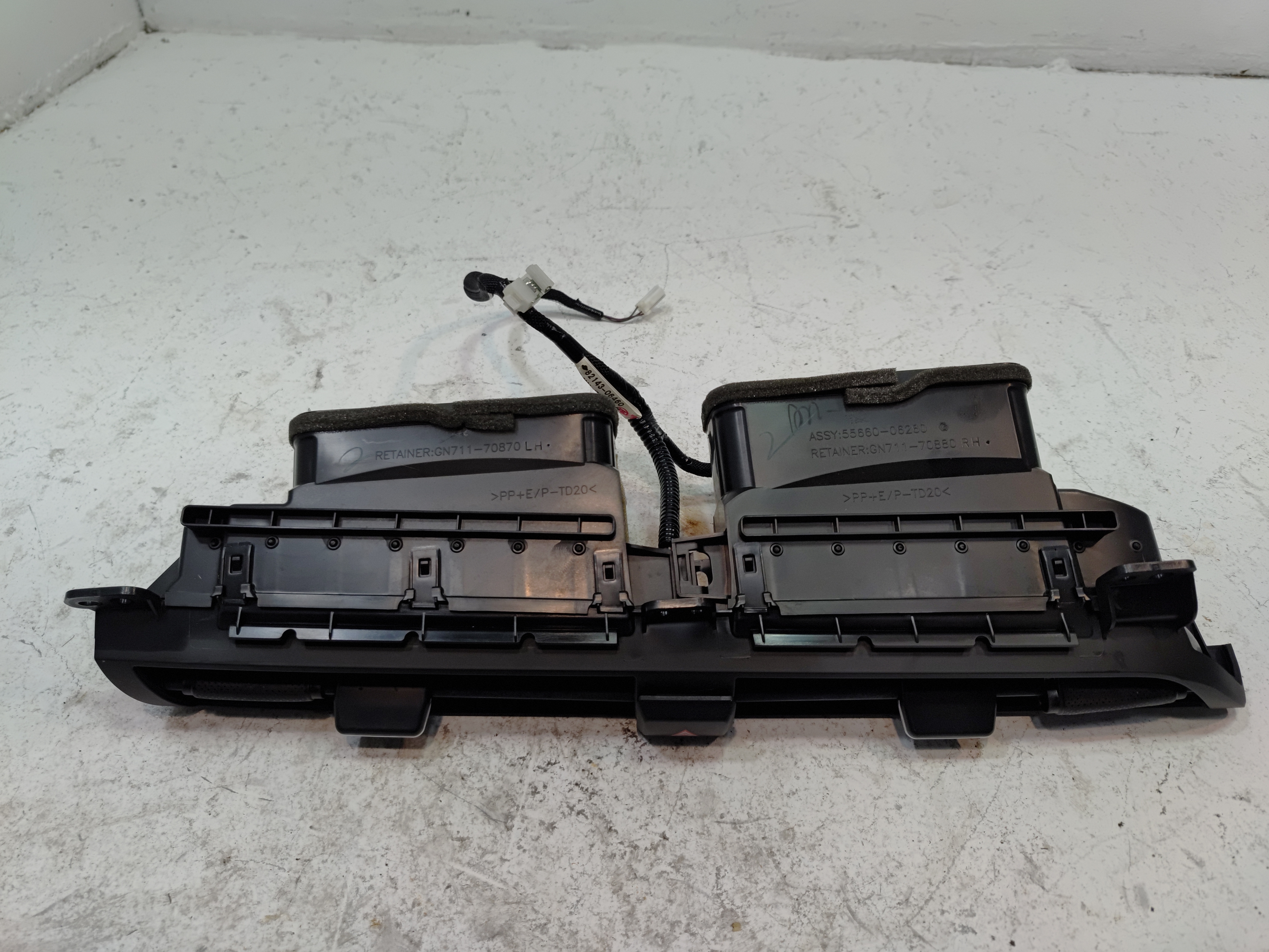 2018-20 Toyota Camry Dash Dashboard Instrument Panel Center Air Vent Grille OEM