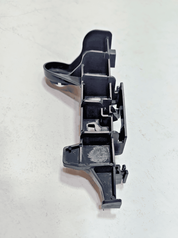 TOYOTA CAMRY REAR RIGHT PASSENGER TAILLIGHT MOUNT BRACKET RETAINER OEM 2018-2024