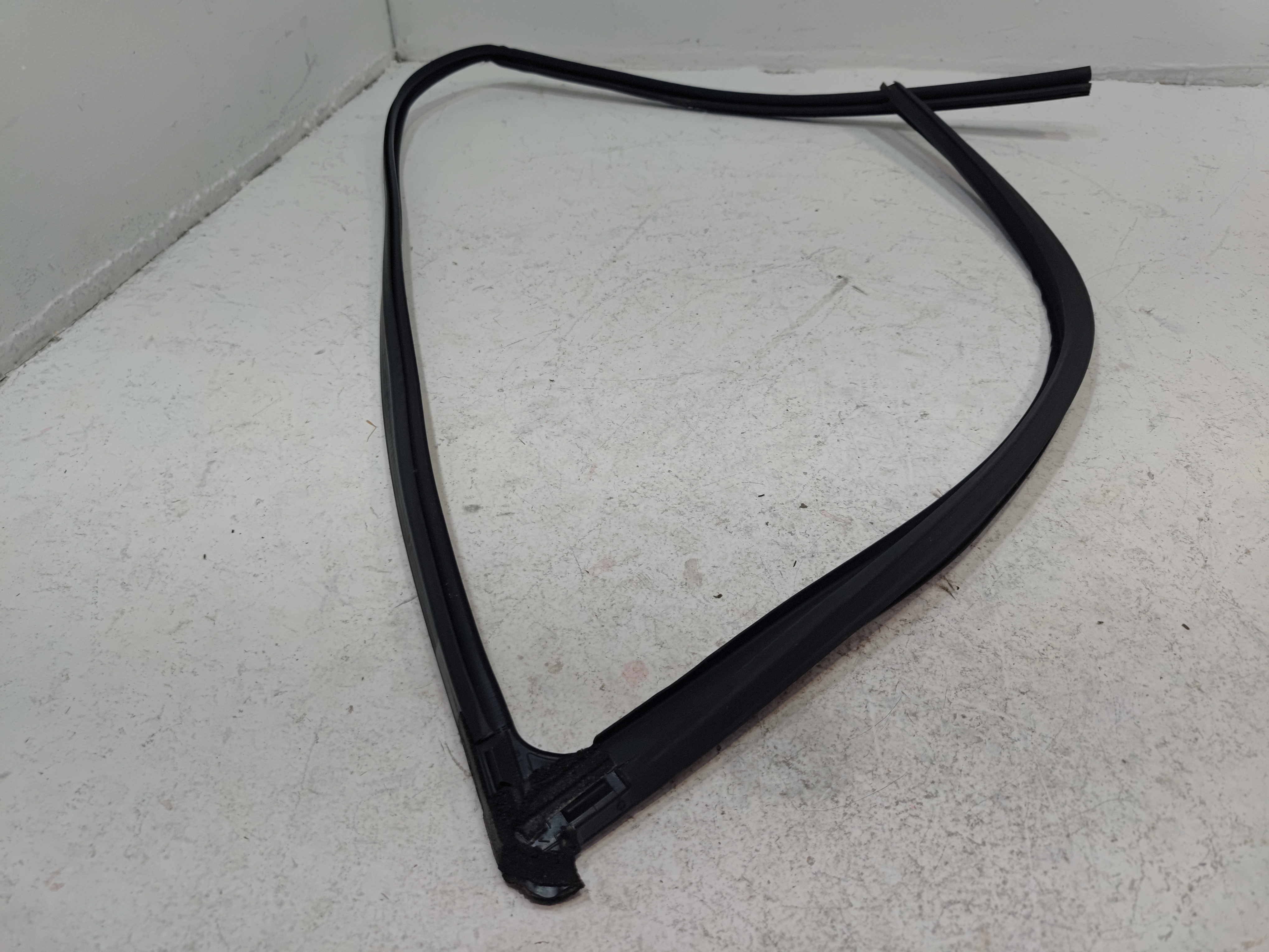 2016-2021 HONDA CIVIC FRONT DRIVER DOOR WINDOW GLASS RUN CHANNEL SEAL OEM