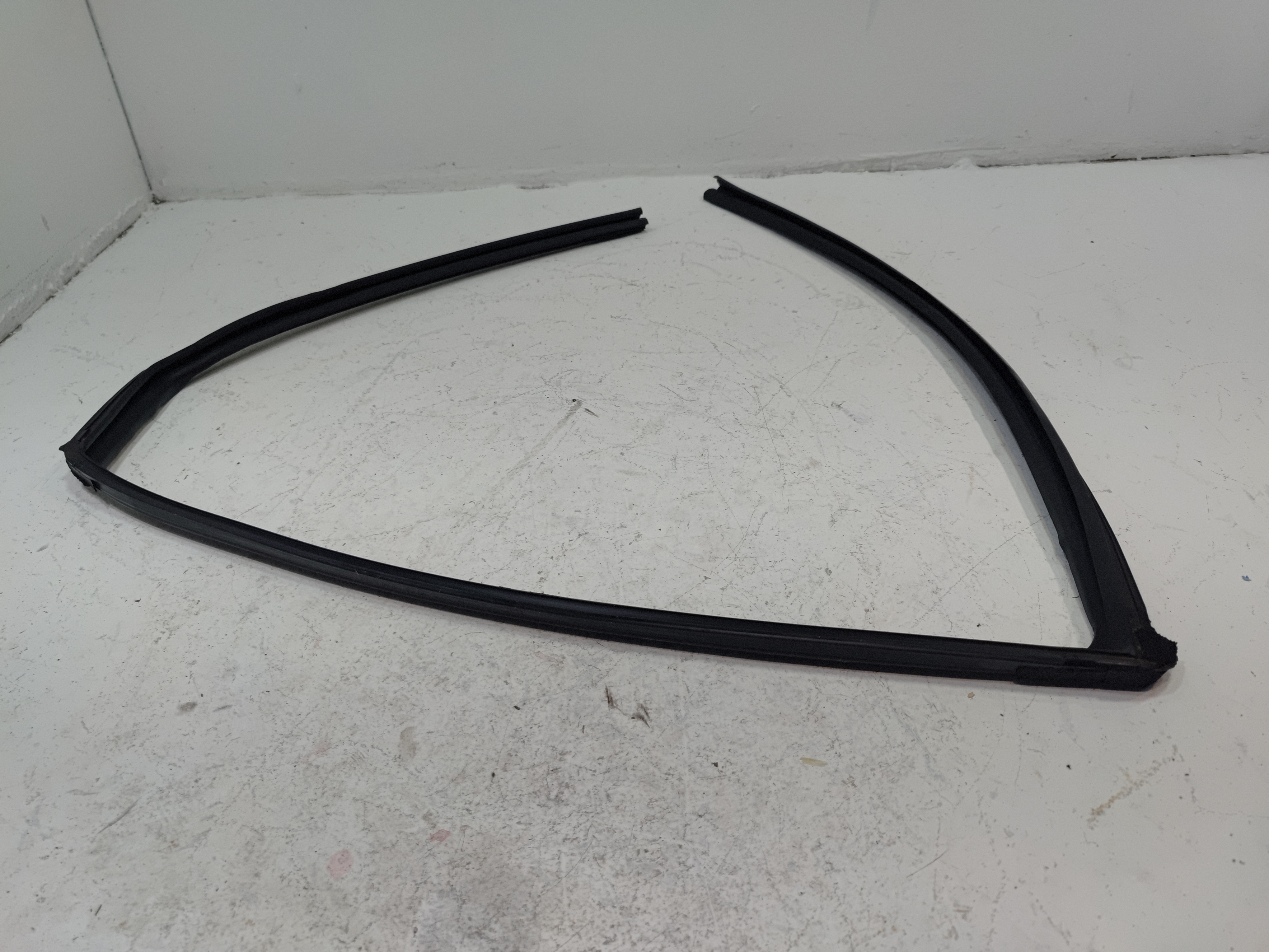 2016-2021 HONDA CIVIC REAR LEFT DRIVER DOOR WINDOW GLASS RUN CHANNEL SEAL OEM
