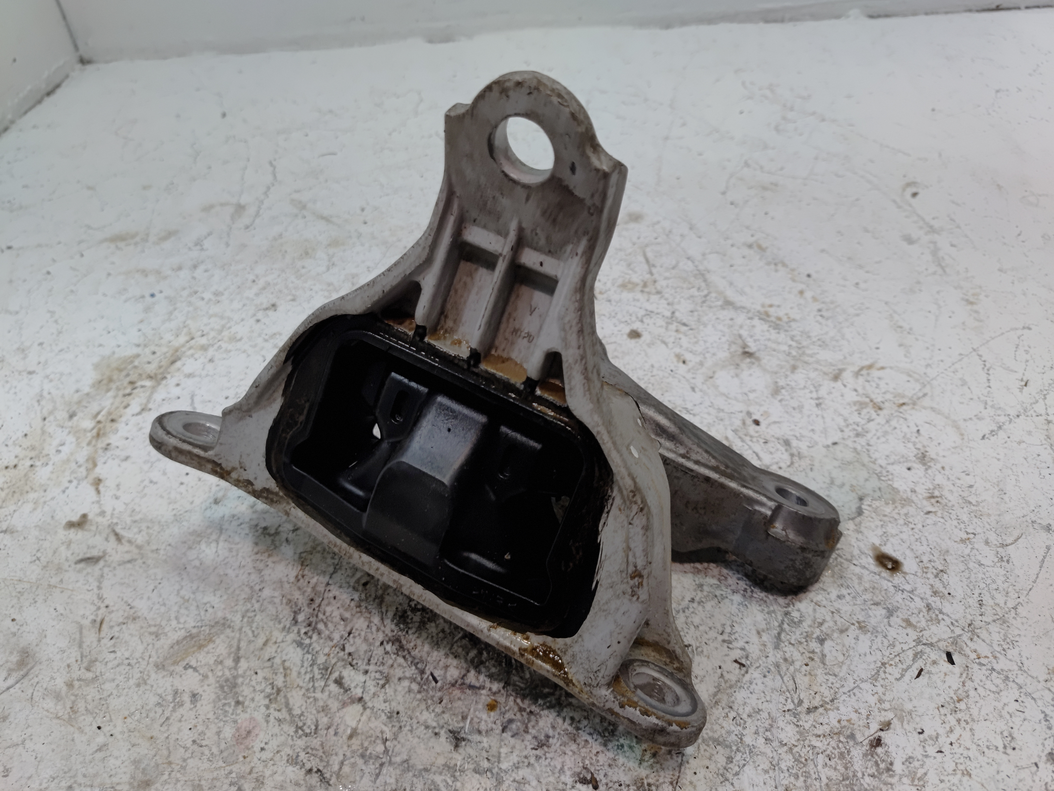 2016-2021 HONDA CIVIC 2.0L DRIVER SIDE AUTOMATIC TRANSMISSION MOUNT BRACKET OEM