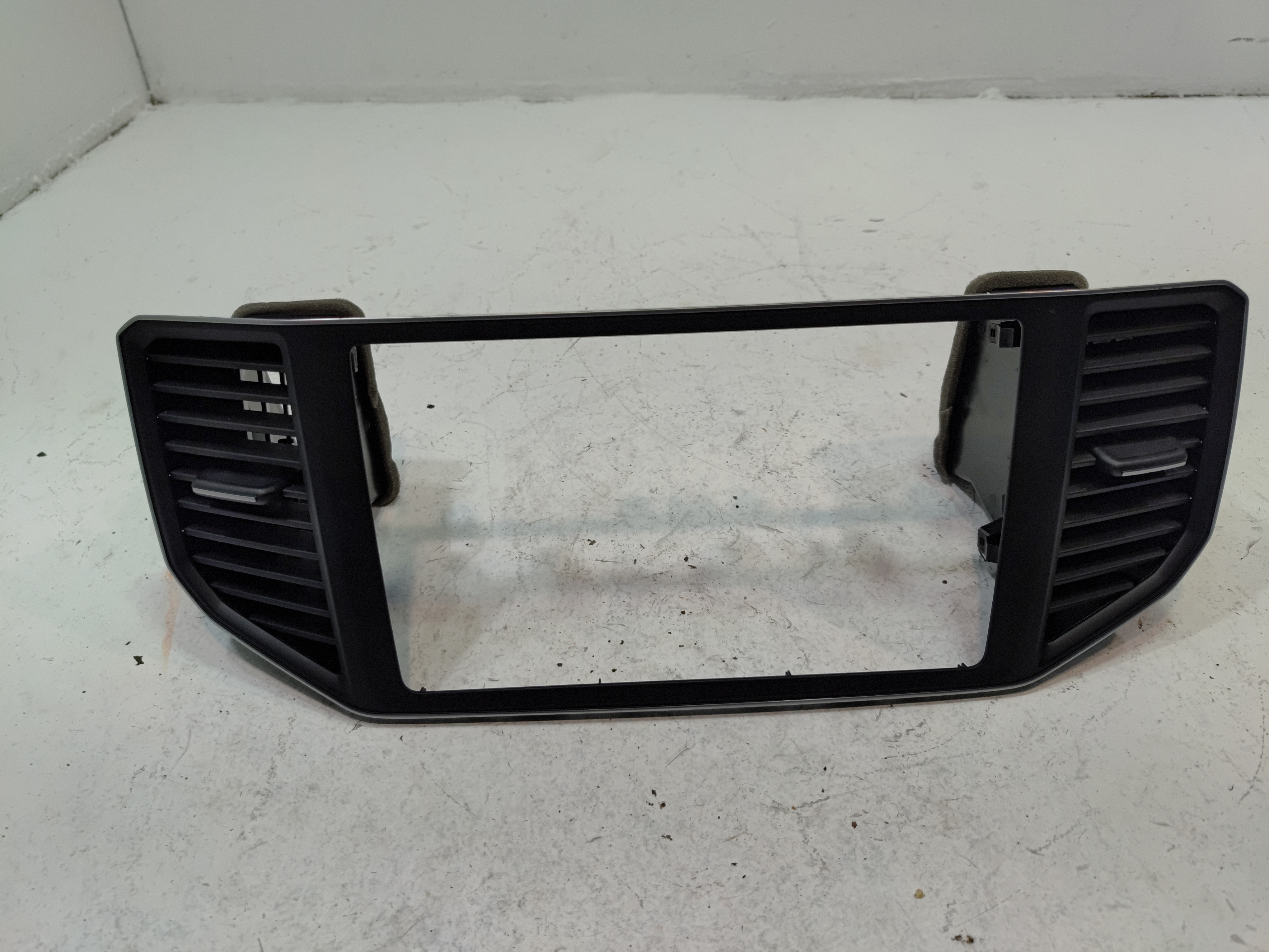 2018-2019 VOLKSWAGEN ATLAS DASH CENTER INNER AIR VENT GRILLE OEM
