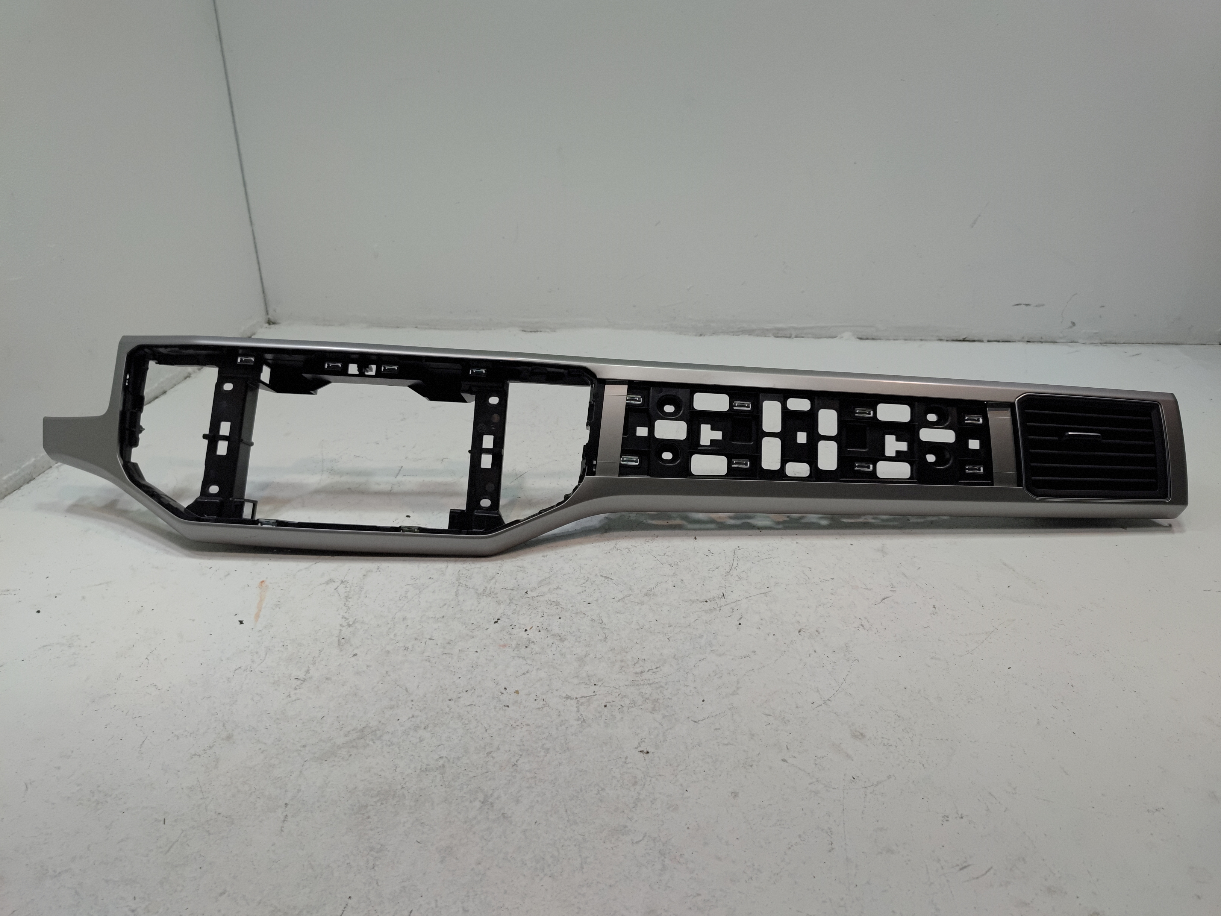 2018-2019 VOLKSWAGEN ATLAS DASH PASSENGER SIDE TRIM COVER W/ AIR VENT GRILLE OEM