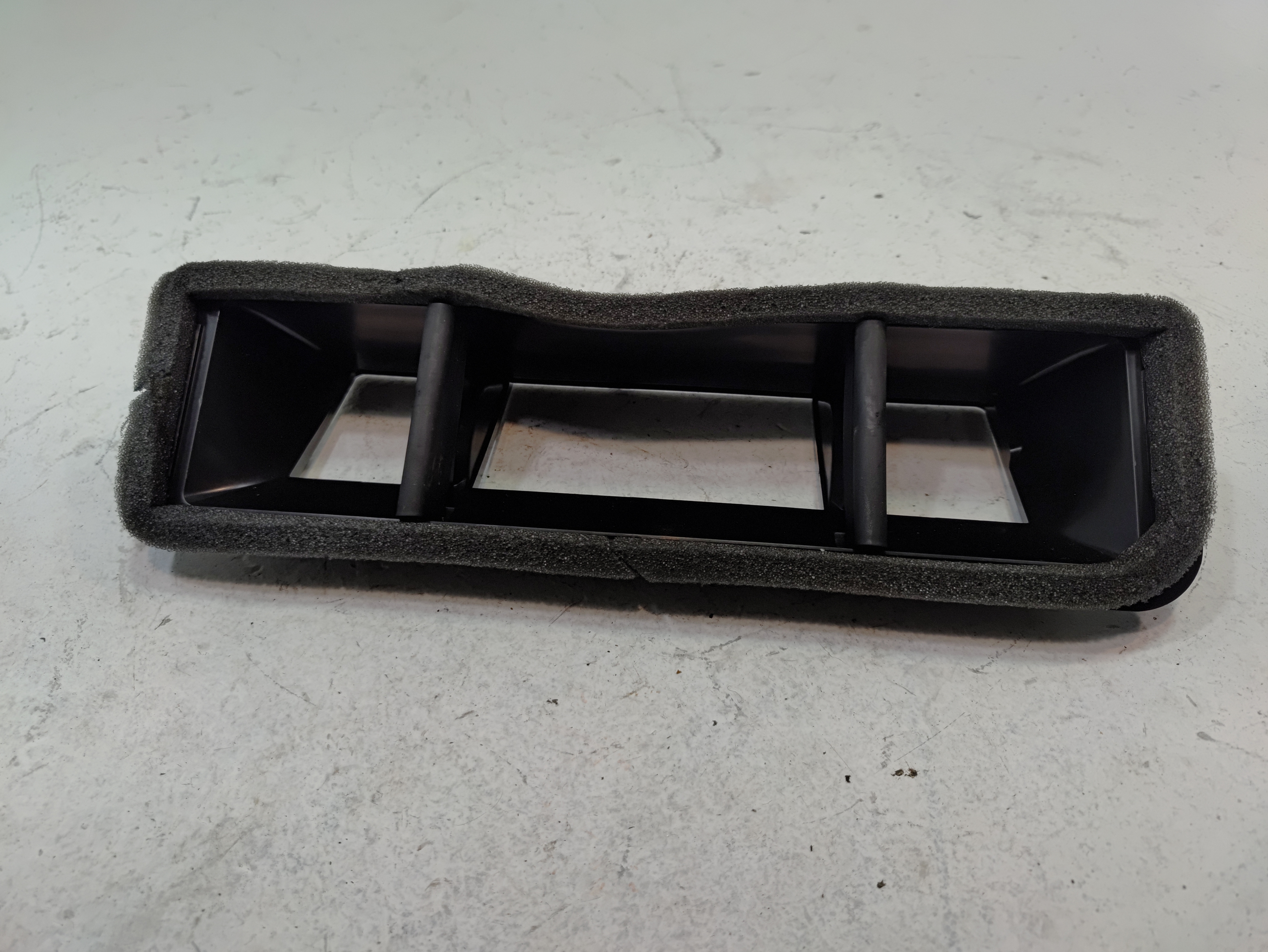 2018-2023 VOLKSWAGEN ATLAS DASH DASHBOARD FRONT UPPER DEFROSTER DUCT OEM