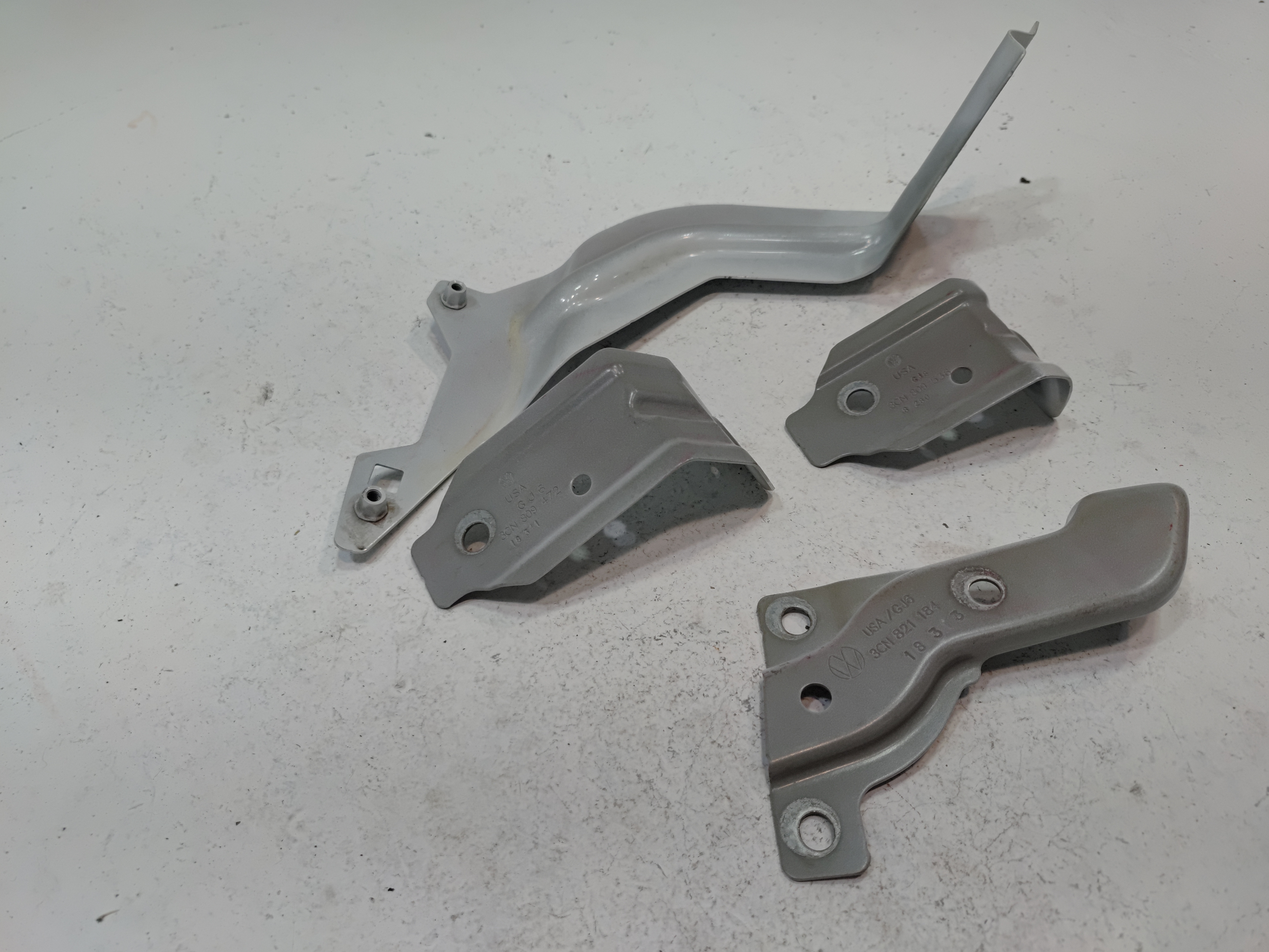 2018-2020 VOLKSWAGEN ATLAS FRONT PASSENGER FENDER REINFORCEMENT BRACKET SET OEM