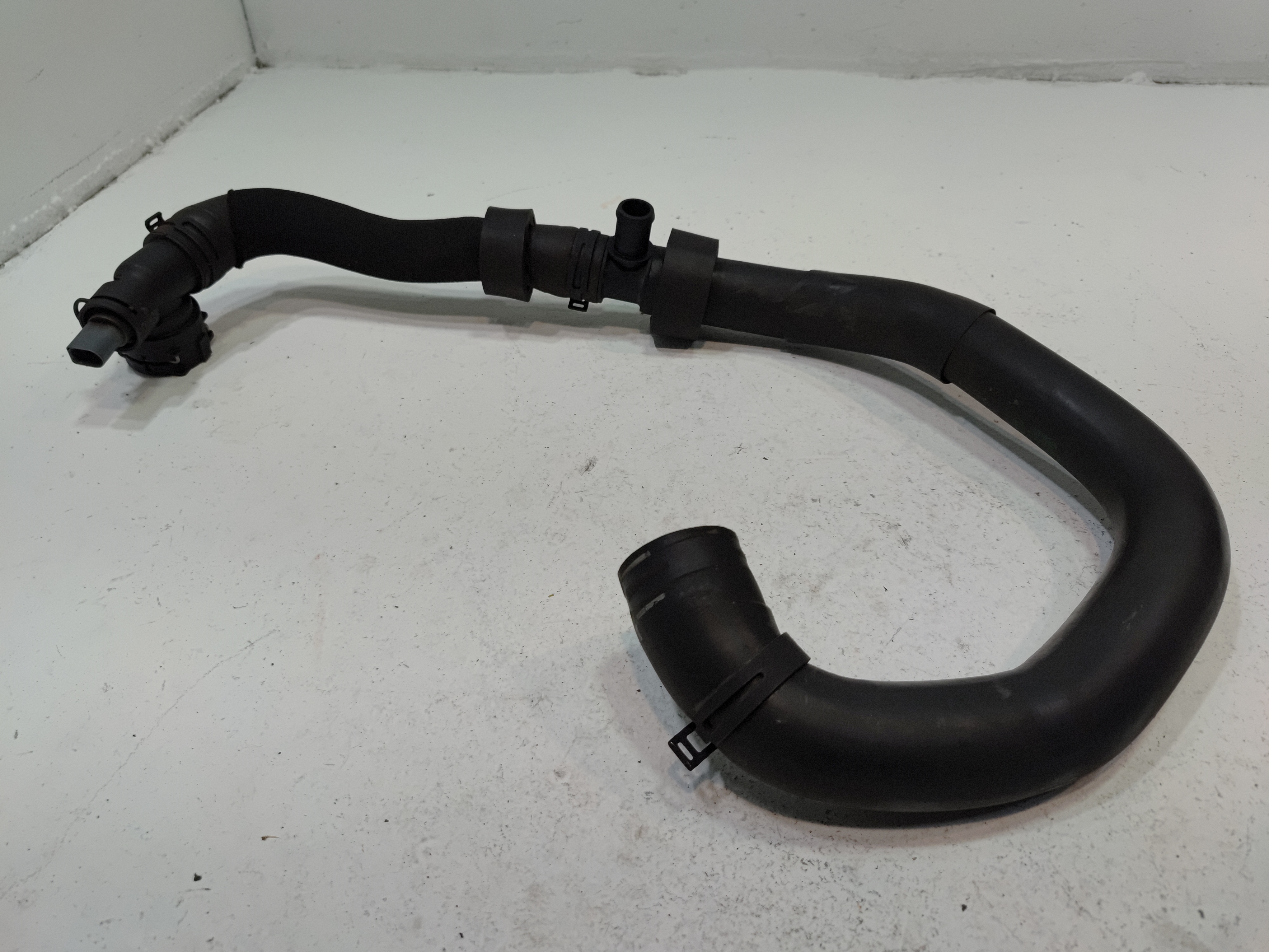2018-2023 VOLKSWAGEN ATLAS RADIATOR LOWER COOLANT HOSE PIPE OEM