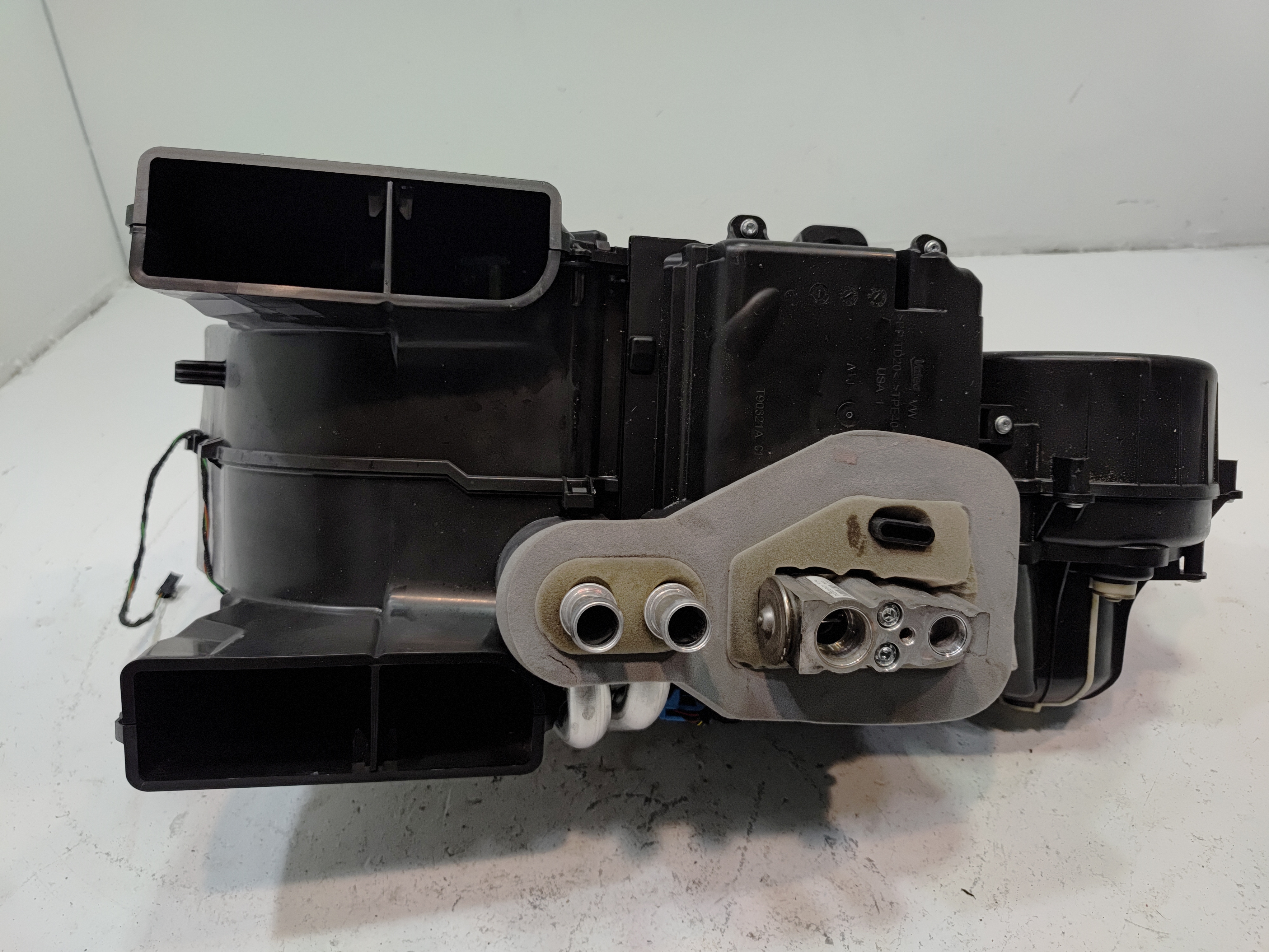 2019 VOLKSWAGEN ATLAS CENTER CONSOLE HVAC HEATER BLOWER MOTOR HOUSING OEM