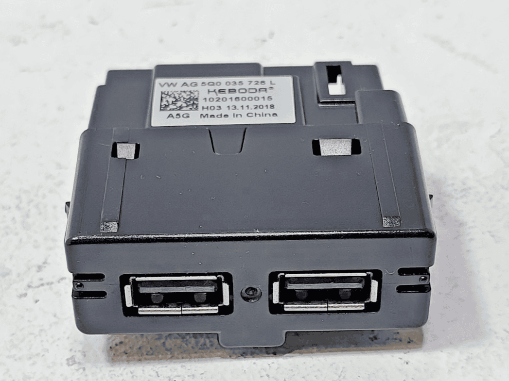 2018-2021 VOLKSWAGEN ATLAS CENTER CONSOLE DUAL 2 USB PORT HUB OEM