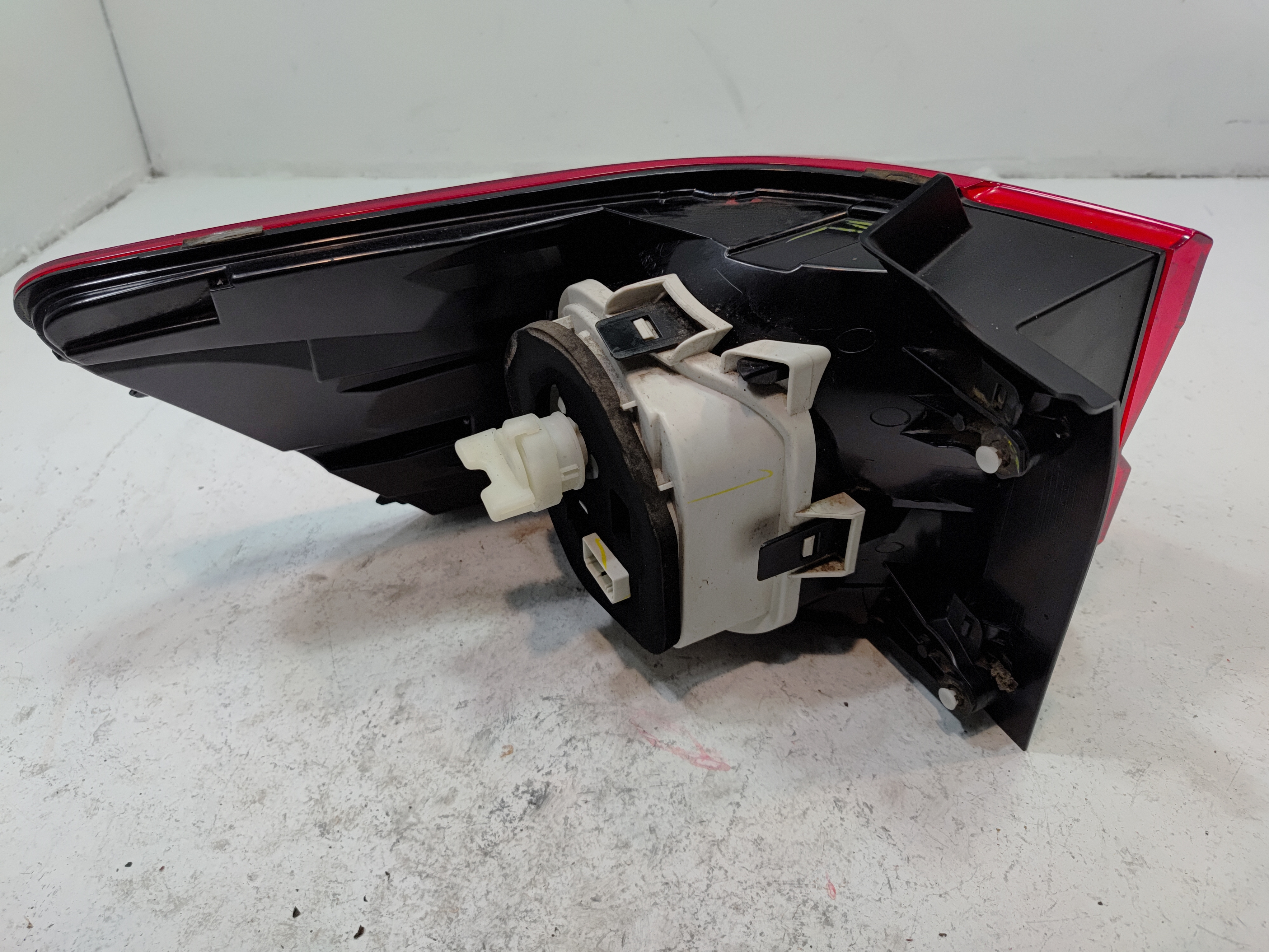 2018 - 2020 VOLKSWAGEN ATLAS REAR PASSNGER SIDE OUTER TAILLIGHT LIGHT LAMP OEM