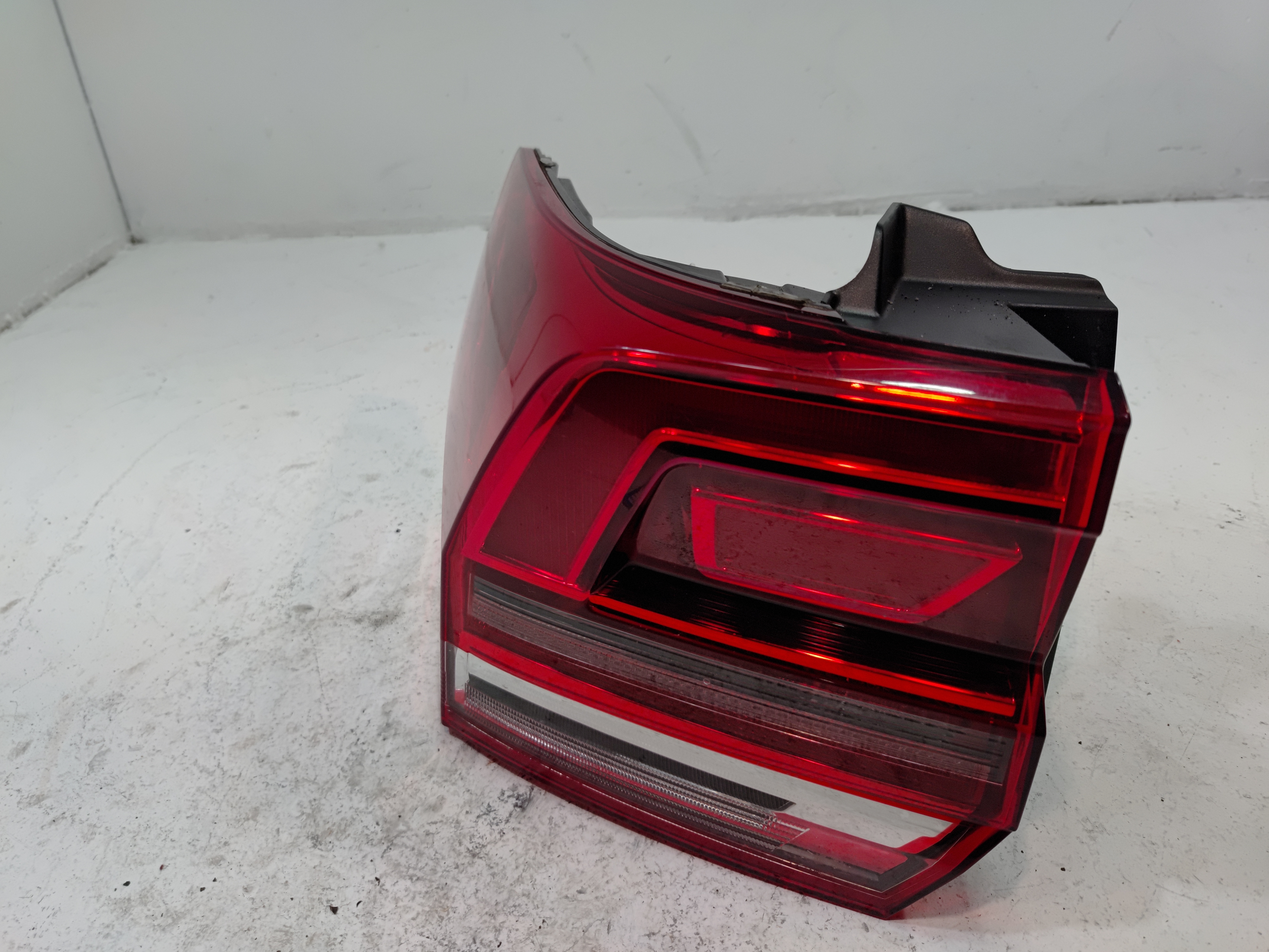 18-2020 VOLKSWAGEN ATLAS REAR LEFT DRIVER SIDE OUTER TAILLIGHT LIGHT LAMP OEM