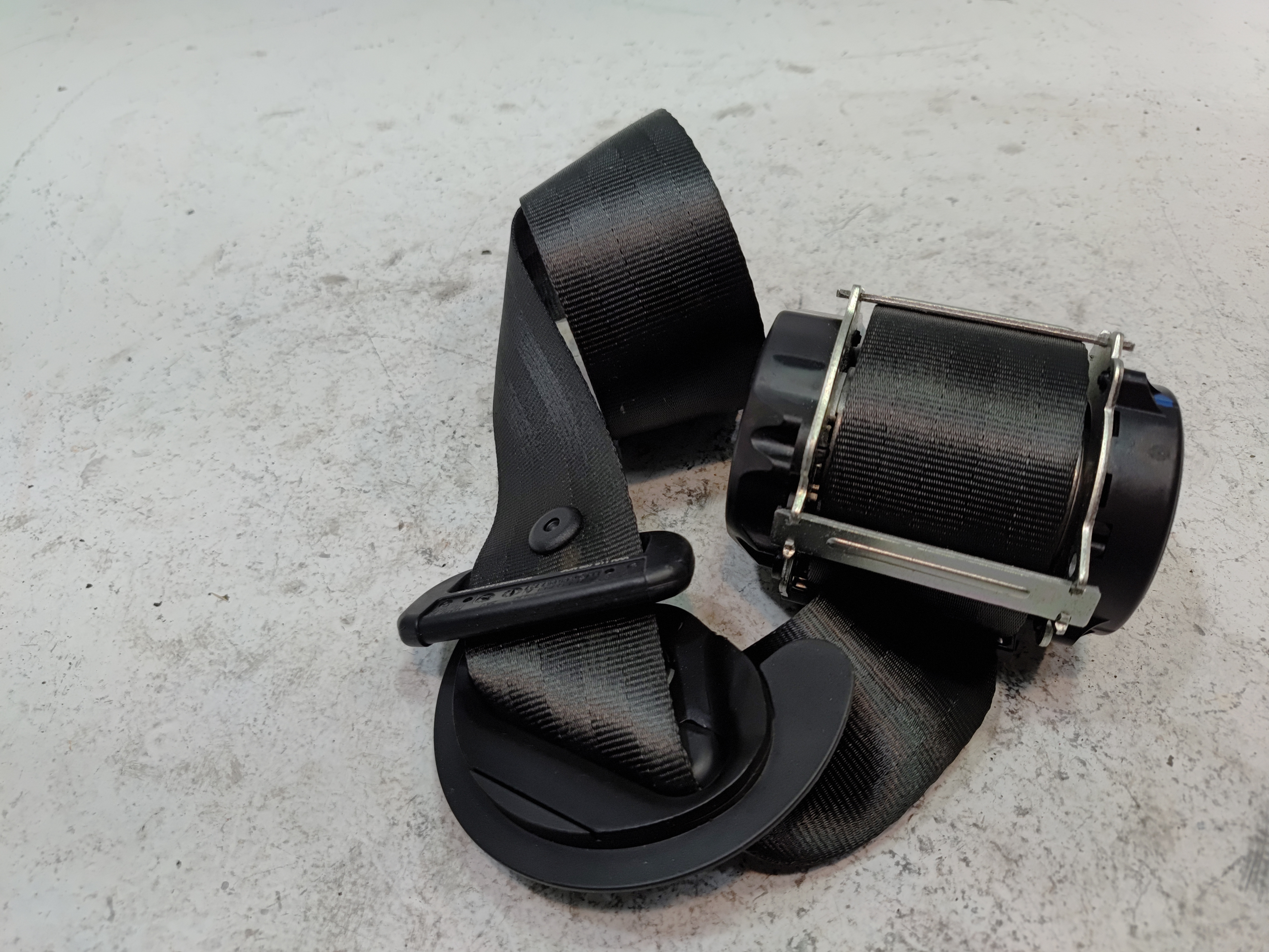 2018-2025 VOLKSWAGEN ATLAS REAR DRIVER SIDE THIRD ROW SEAT BELT RETRACTOR OEM