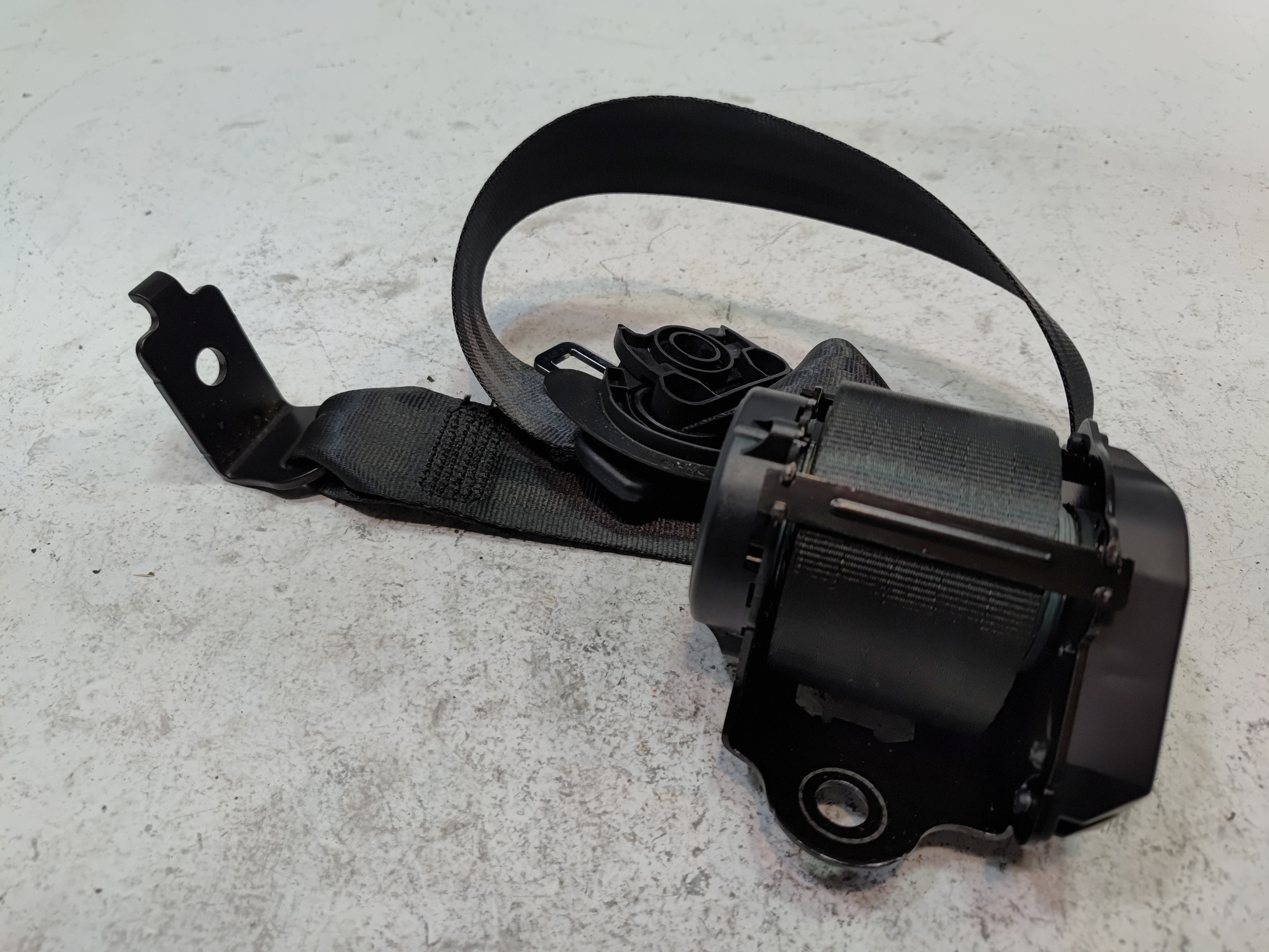 2018-2025 VOLKSWAGEN ATLAS REAR PASSENGER SIDE 2ND ROW SEAT BELT RETRACTOR OEM