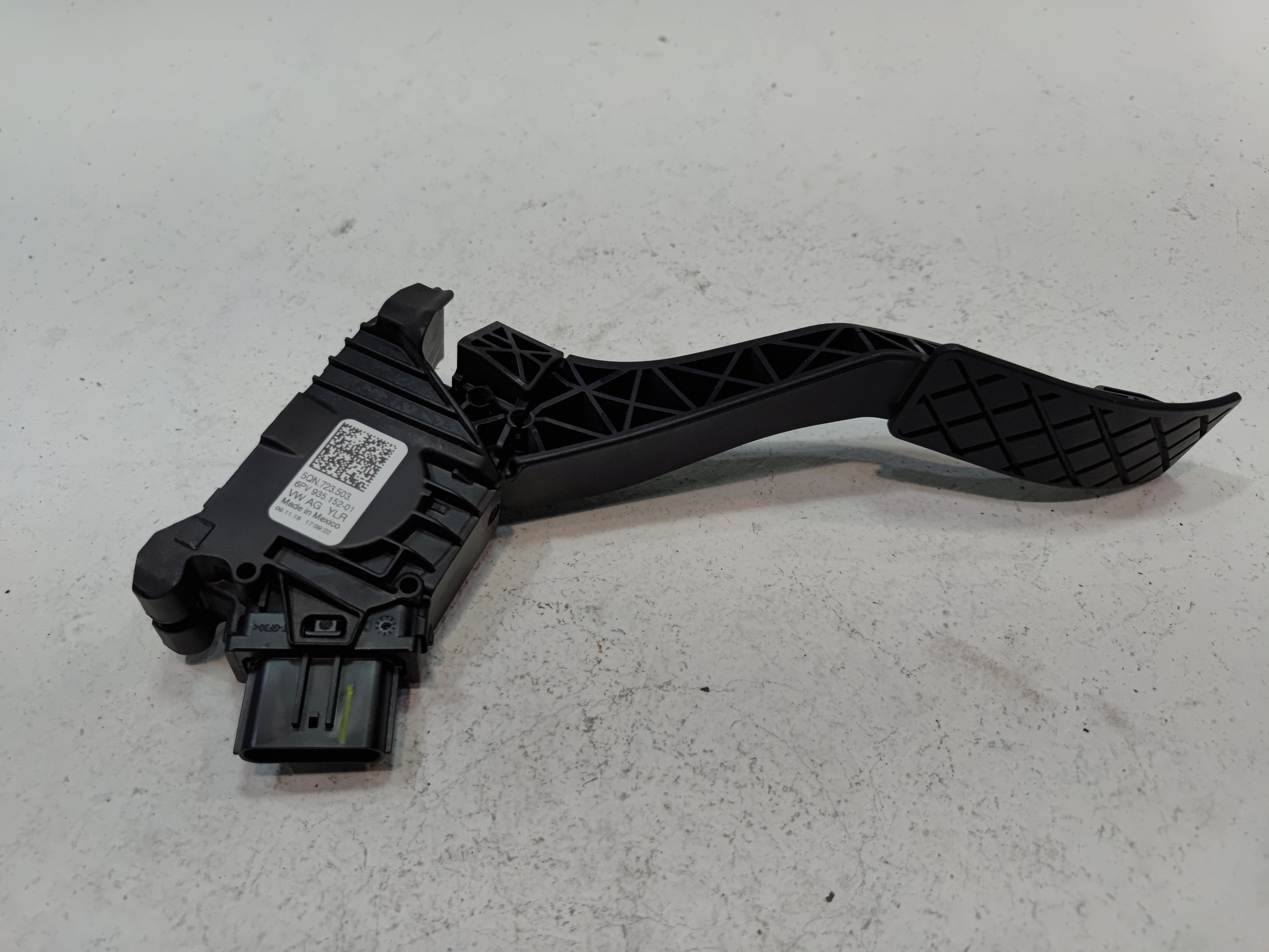 2018-2024 VOLKSWAGEN ATLAS ACCELERATOR GAS THROTTLE TRAVEL SENSOR PEDAL OEM
