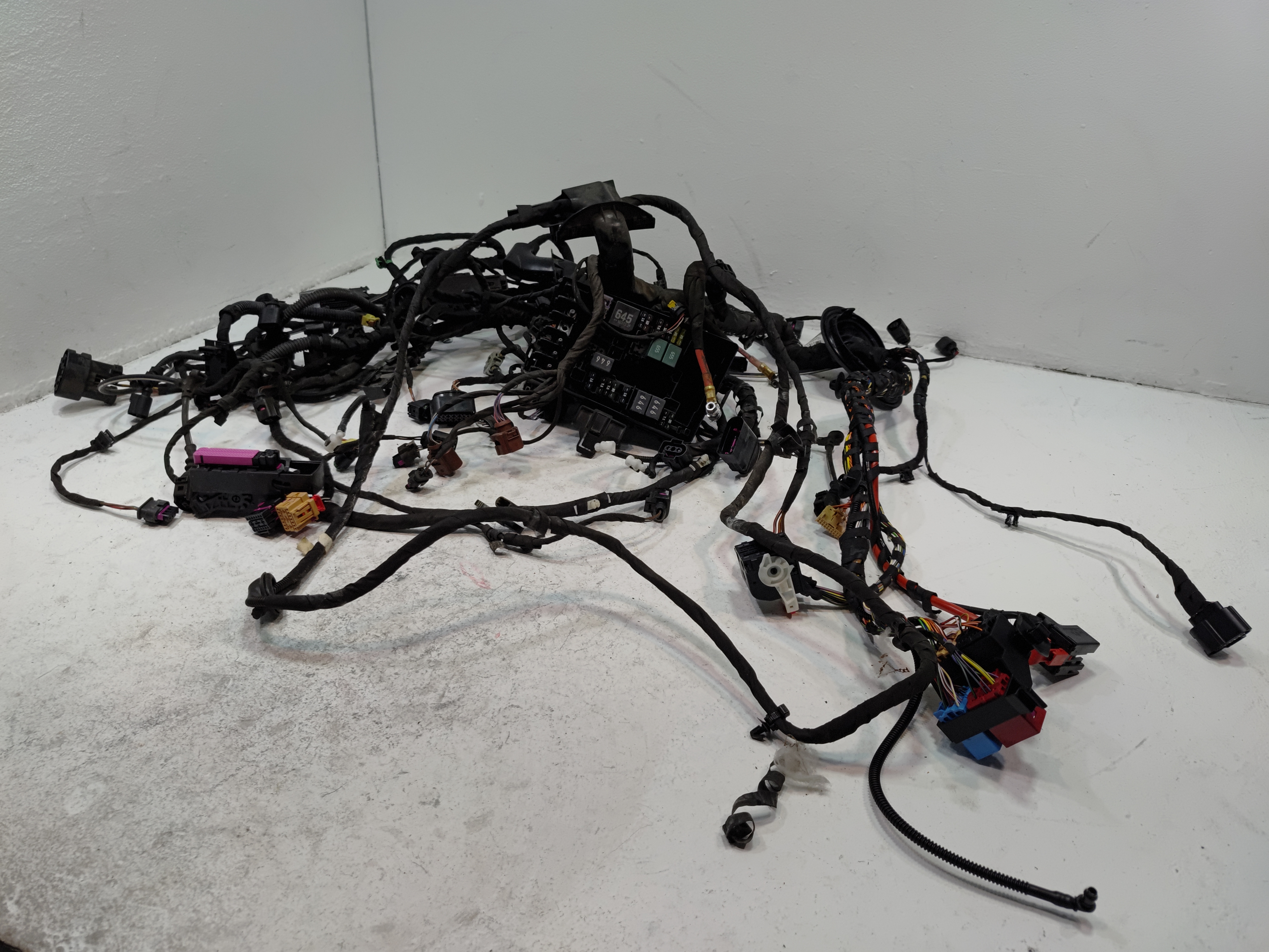 2019 VOLKSWAGEN ATLAS 3.6L FWD ENGINE BAY ROOM MAIN WIRE HARNESS W/ FUSE BOX OEM