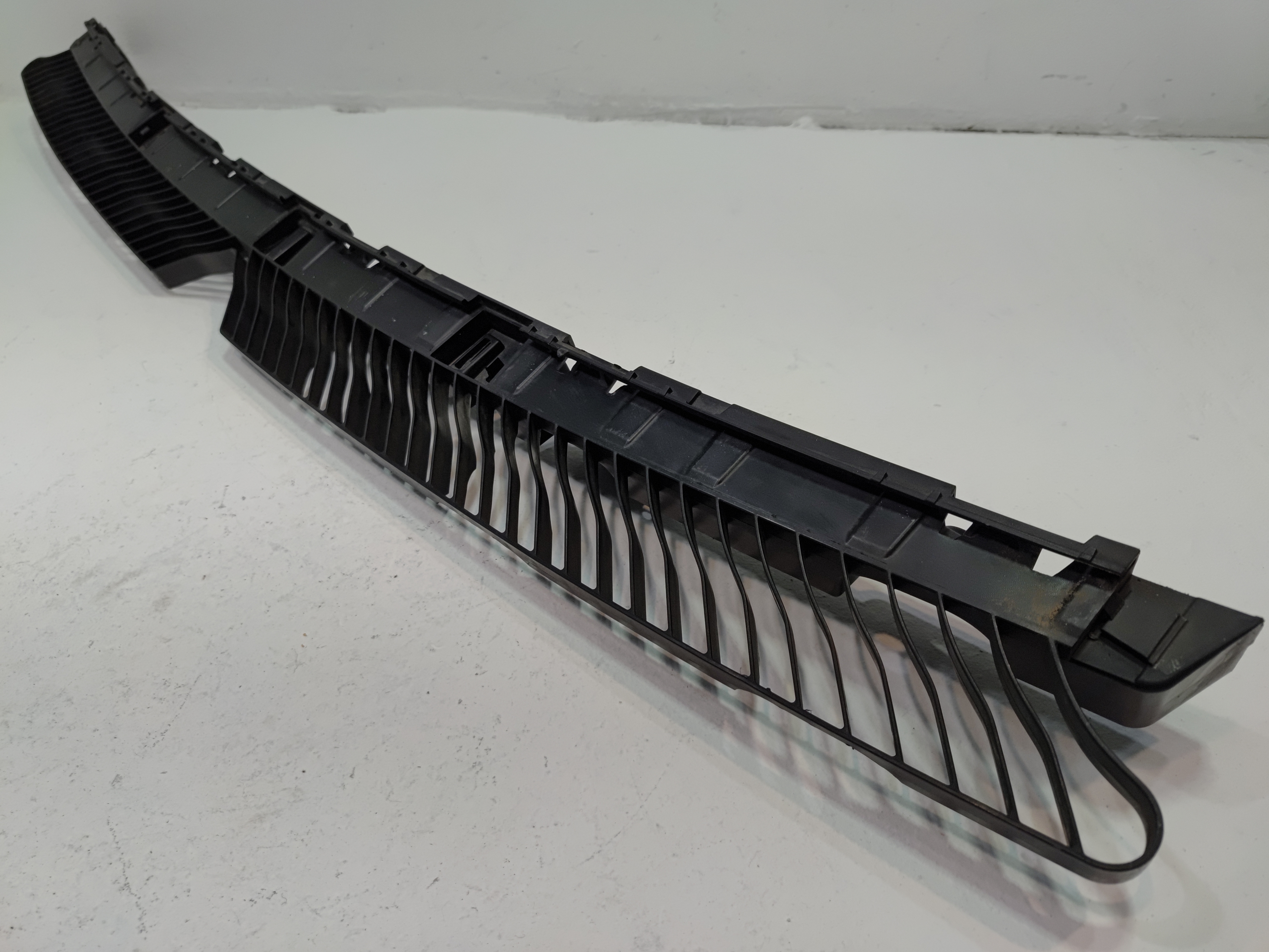2018-2020 VOLKSWAGEN ATLAS REAR BUMPER CENTER SUPPORT BRACKET OEM