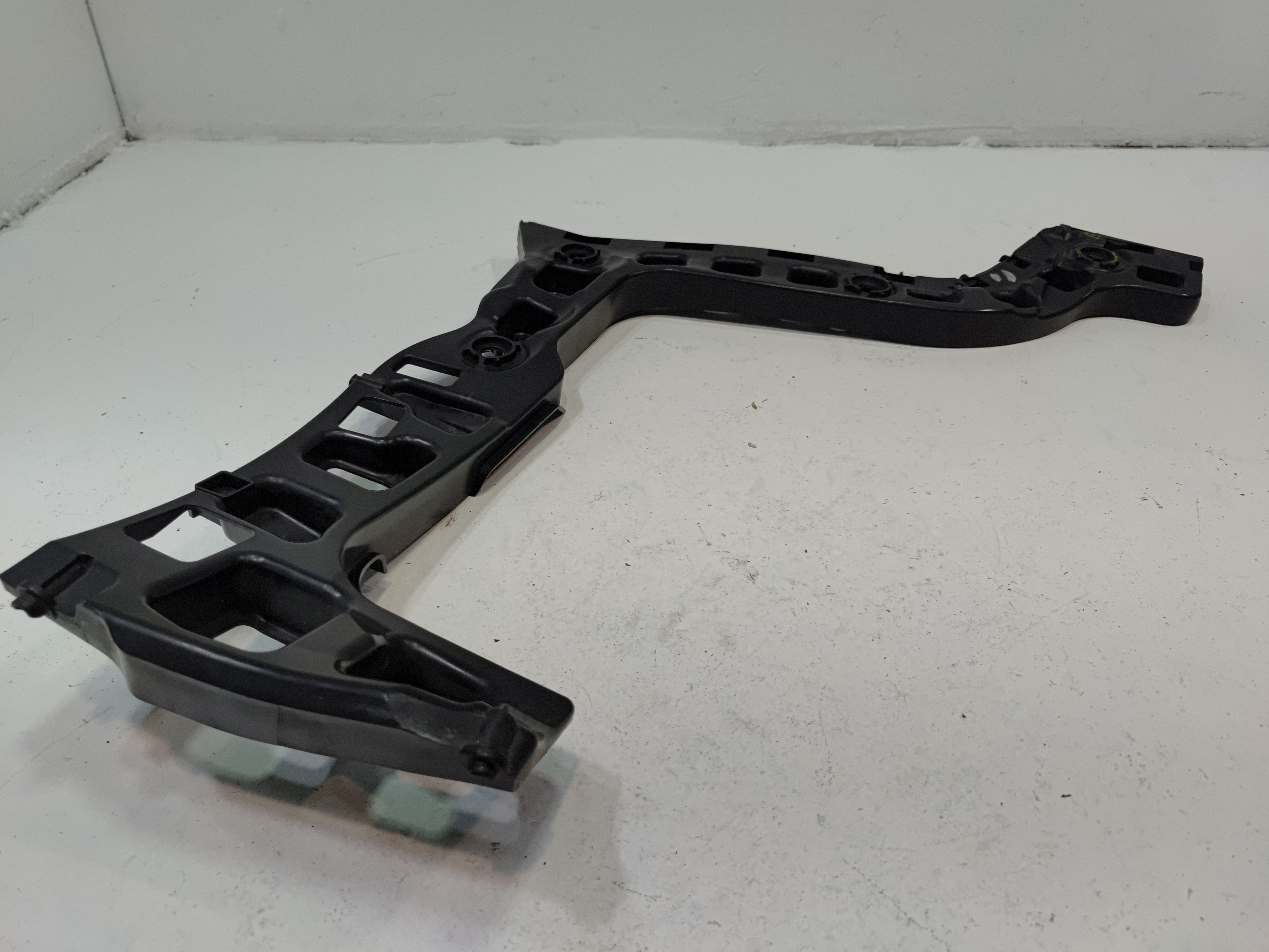 2018-2020 VOLKSWAGEN ATLAS REAR BUMPER RIGHT PASSENGER SIDE BRACKET OEM