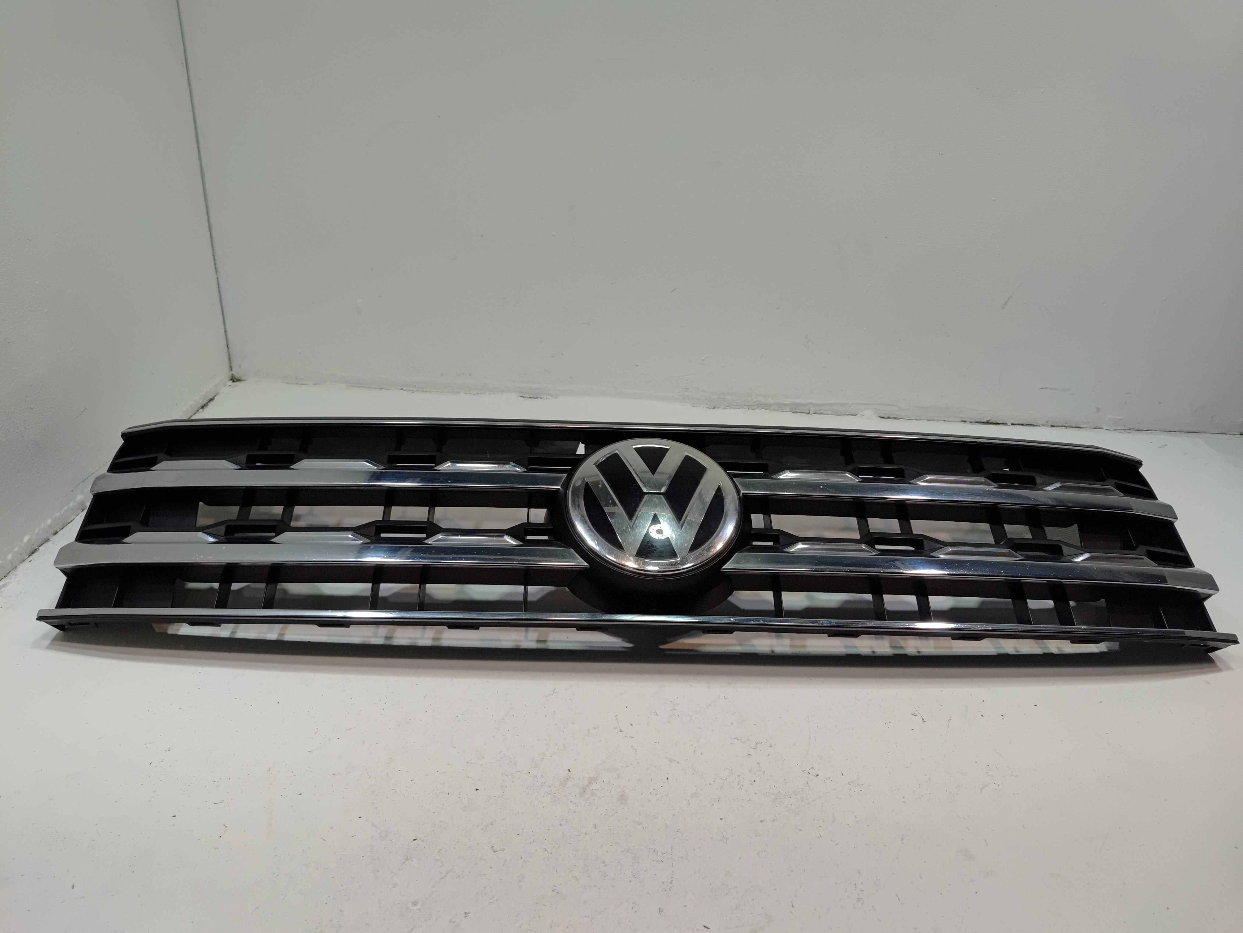 2018-2020 Volkswagen Atlas Front Bumper Apper Grille Assembly OEM