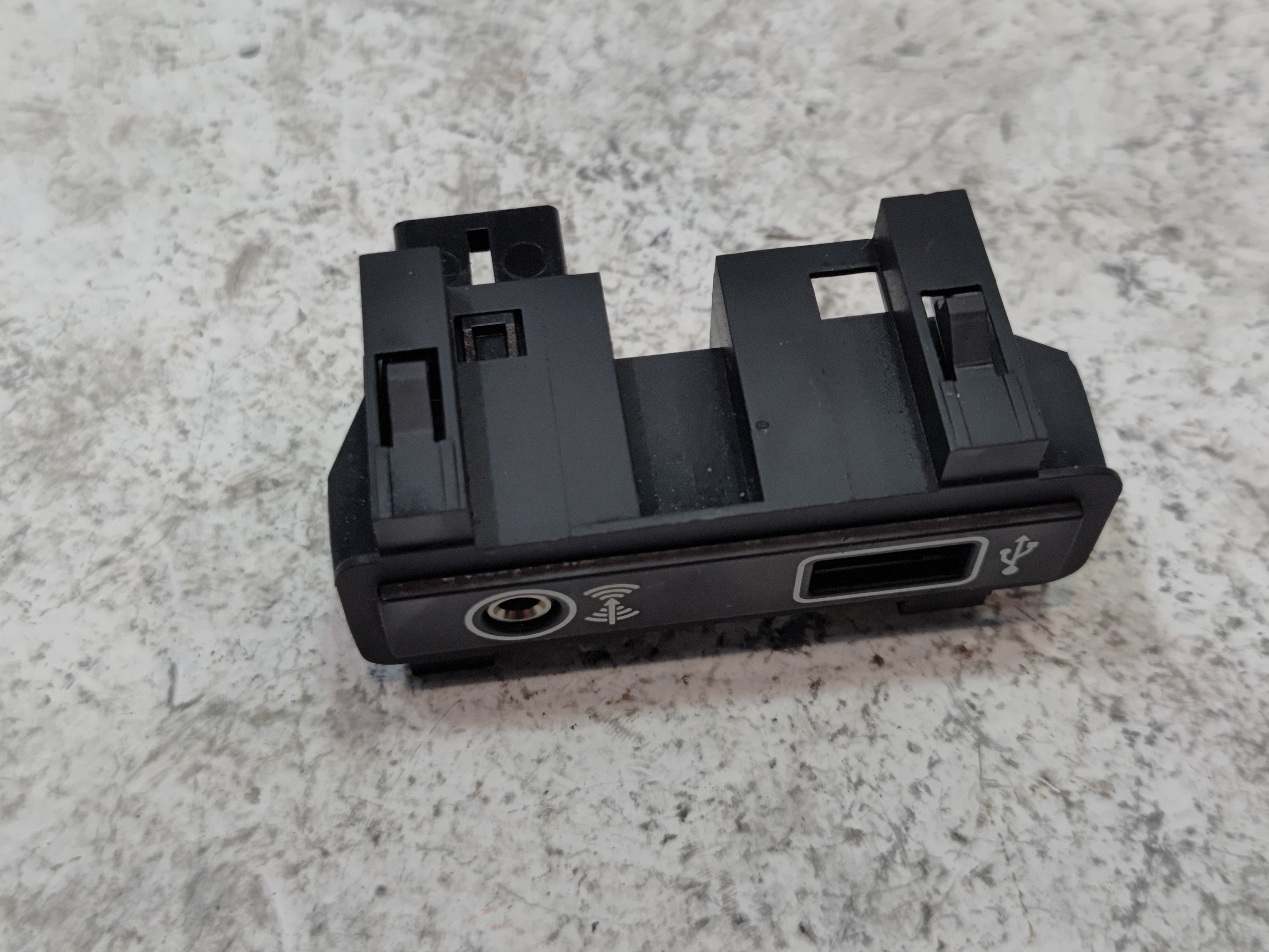 2018-2019 Volkswagen Atlas Center Console Auxiliary Power & Line-in Outlet OEM