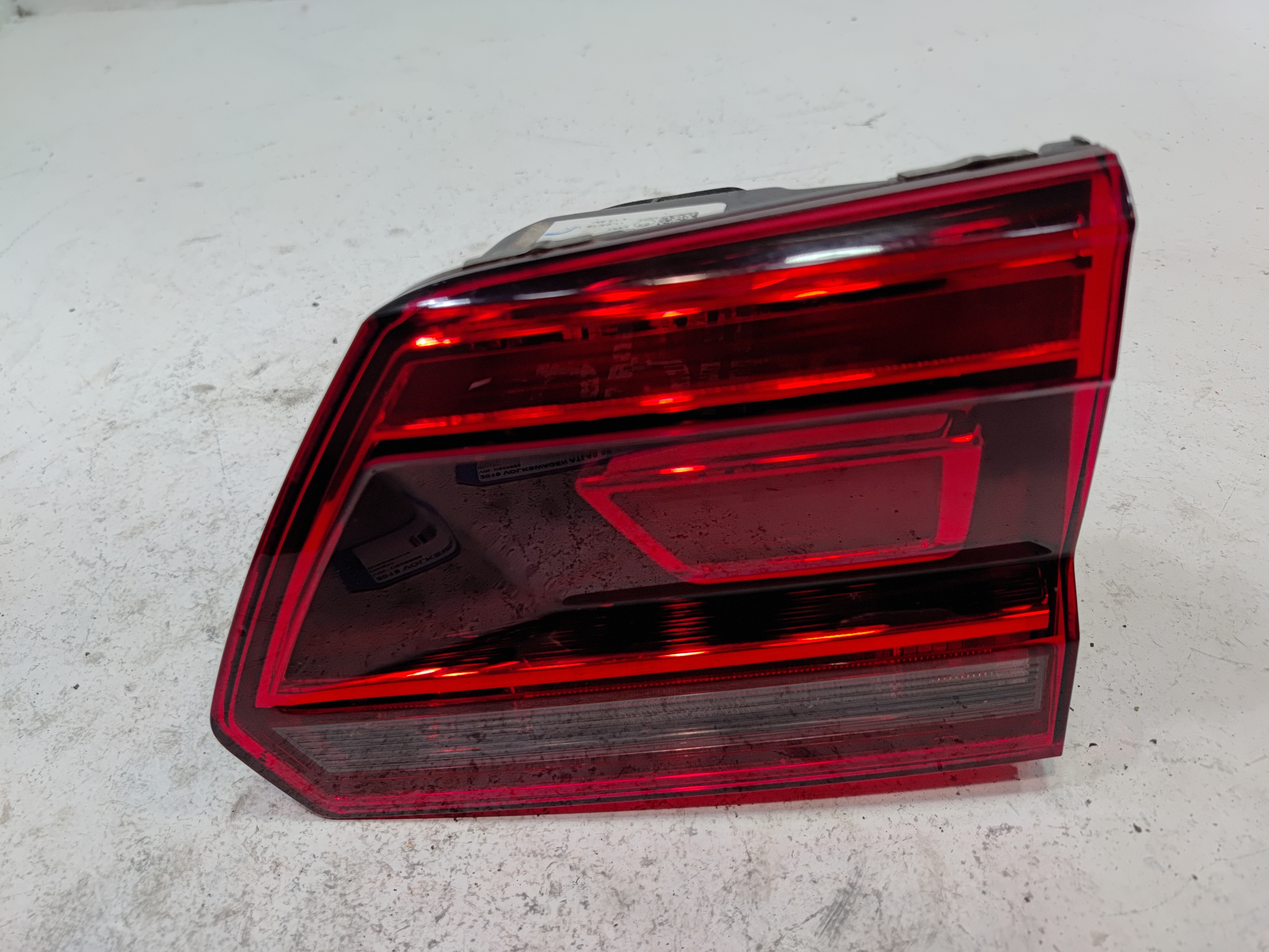 2018-2020 Volkswagen Atlas Rear Passenger Side Taillight Tail Light Inner OEM
