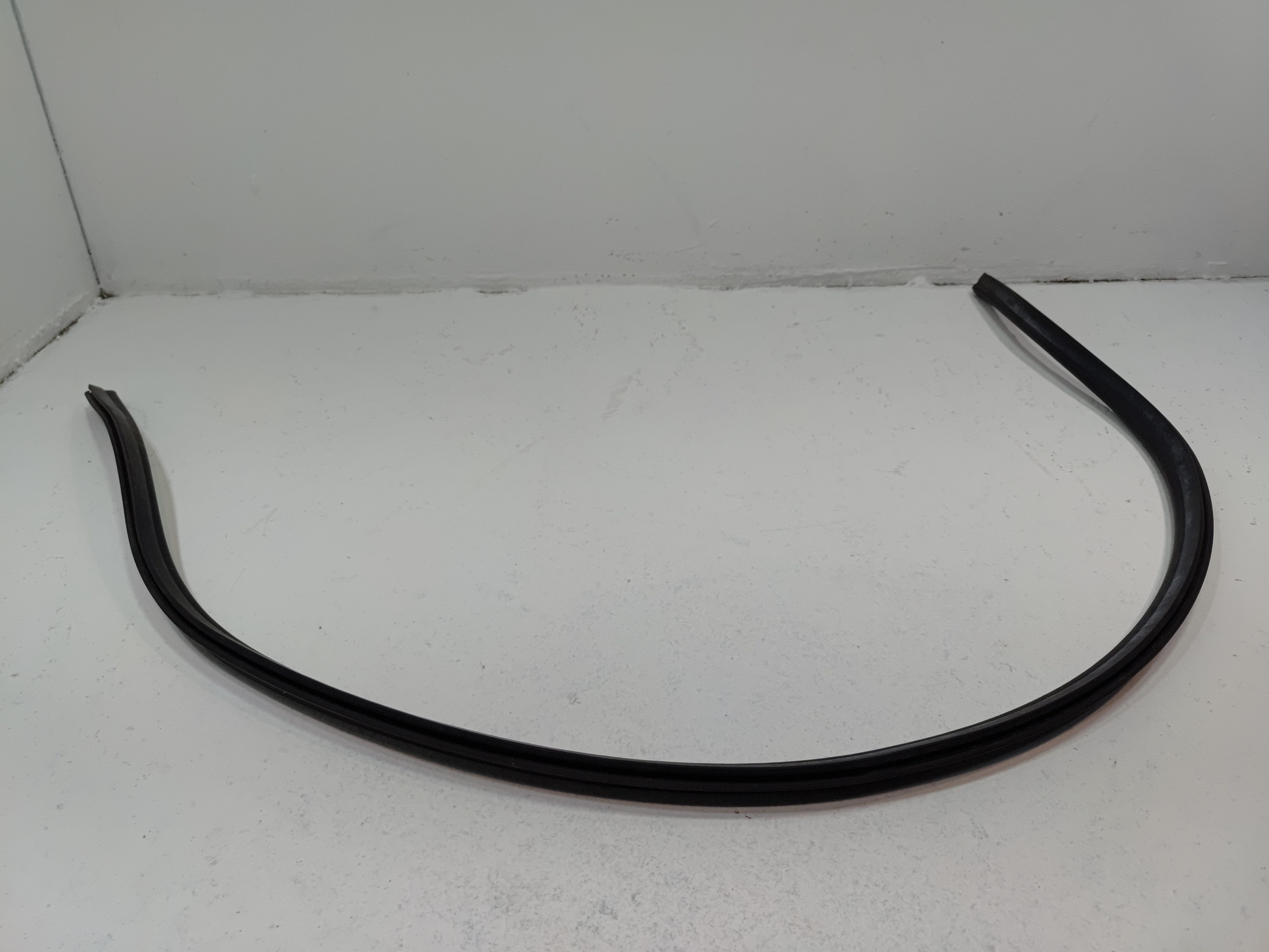 2018-2020 VOLKSWAGEN ATLAS HOOD BONNET REAR REARWARD WEATHERSTRIP SEAL OEM