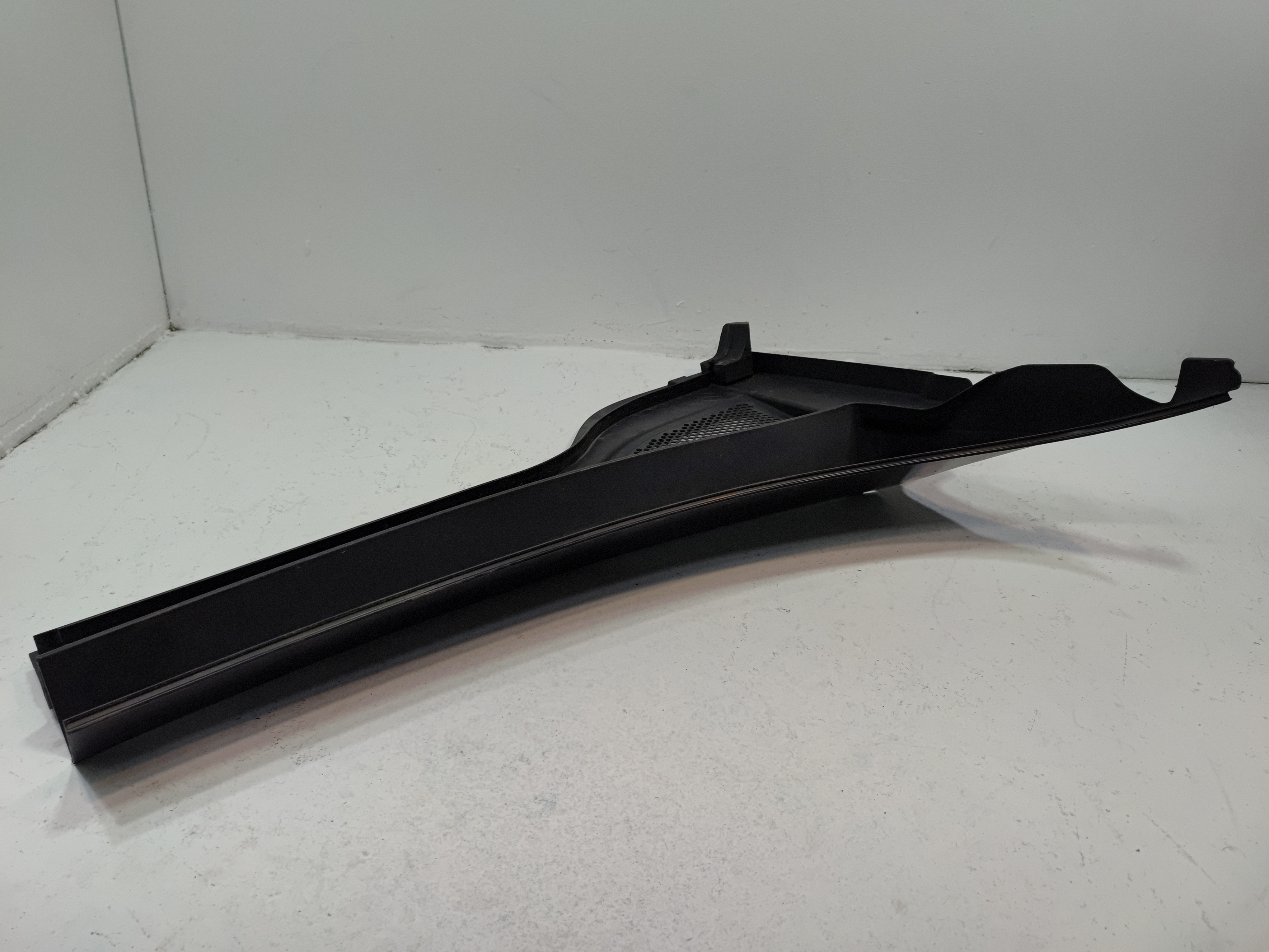 2018-2020 Volkswagen Atlas Windshield Right Side Wiper Cowl Panel Grille OEM