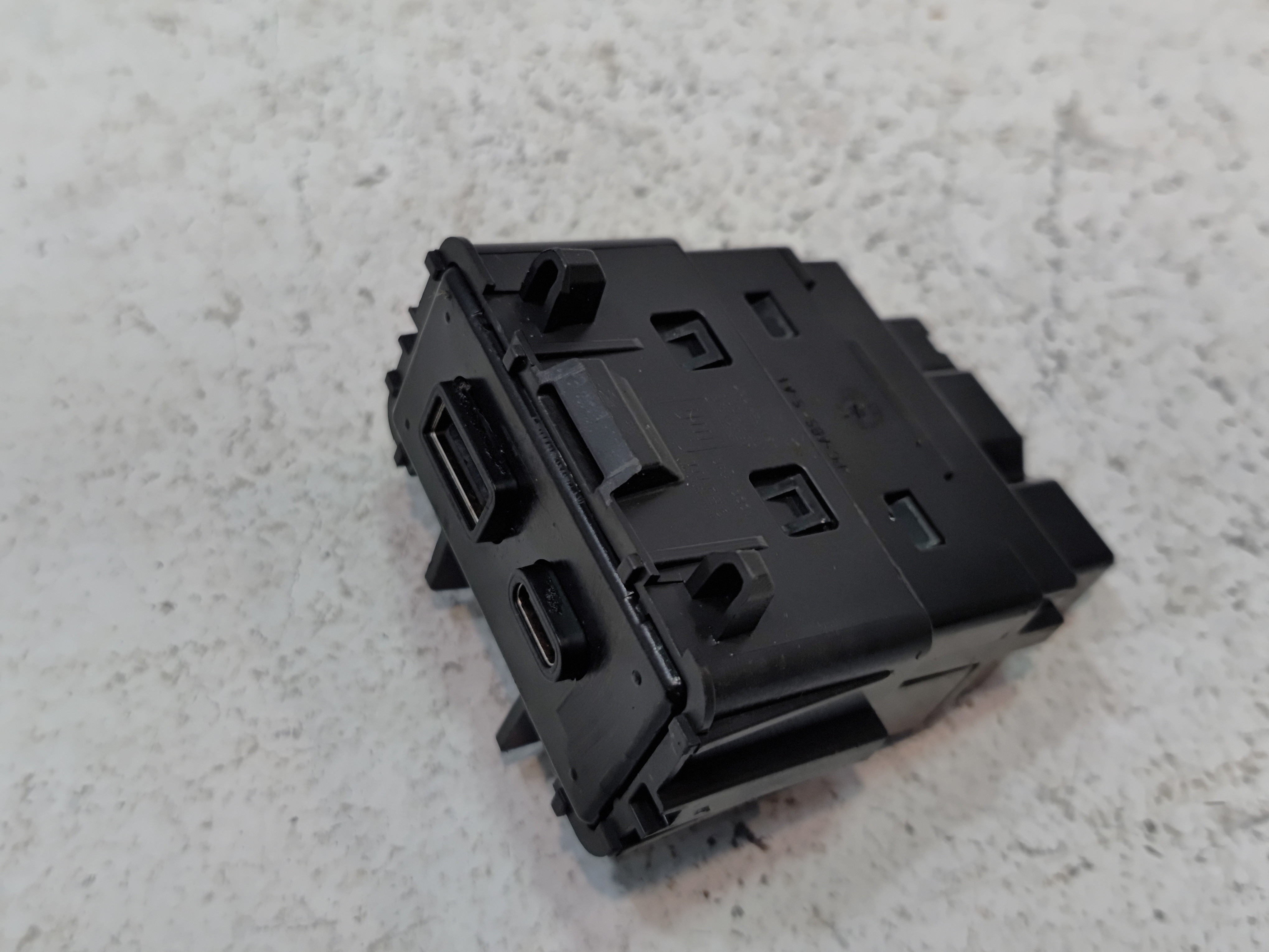 2024-25 Buick Envista Dash Instrument Panel Center Lower Media USB Port Hub OEM