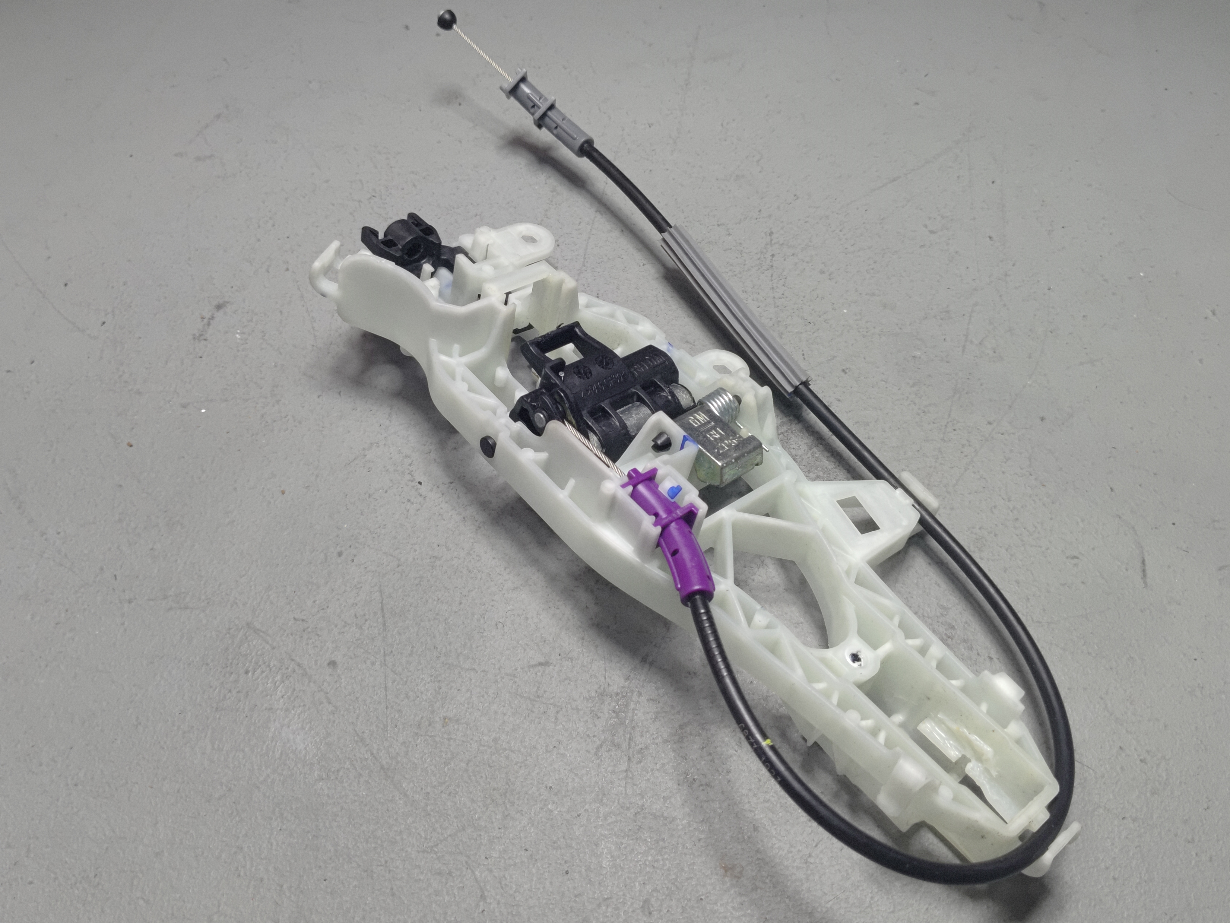 24-2025 BUICK ENVISTA REAR RIGHT PASSNGER SIDE DOOR BASE HANDLE BRACKET OEM