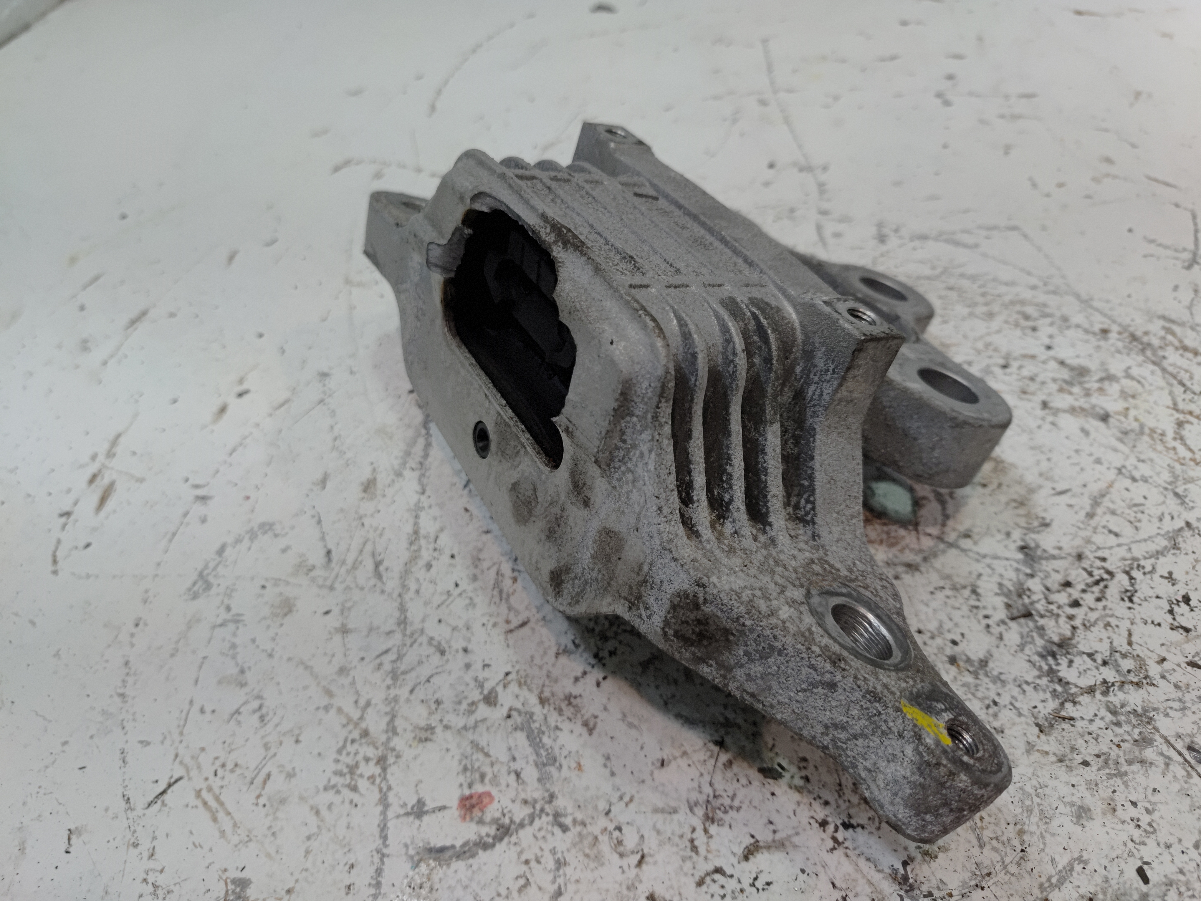 2024-2025 BUICK ENVISTA FWD 1.2 TRANSMISSION LEFT SIDE MOUNT SUPPORT BRACKET OEM