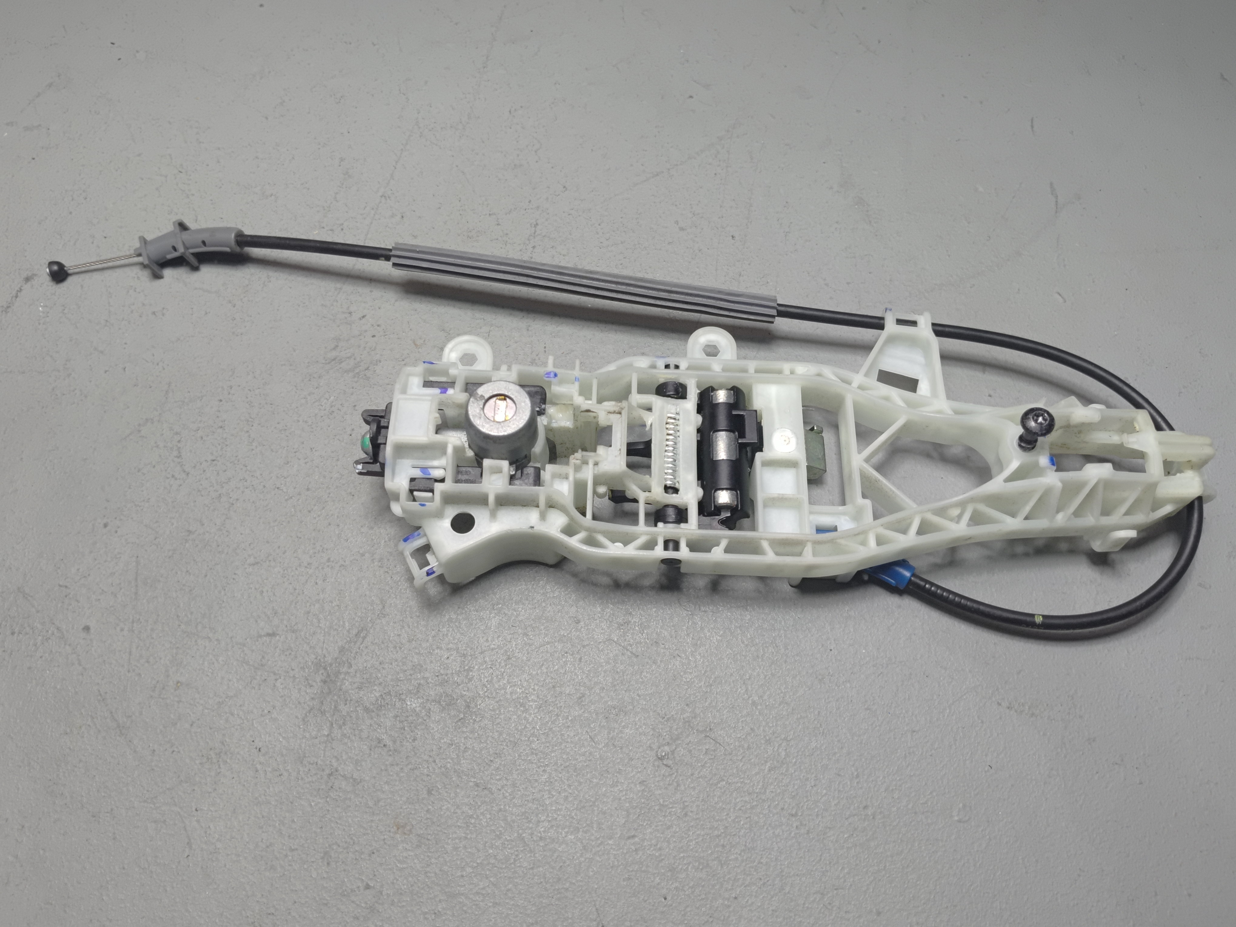 2024-2025 BUICK ENVISTA FRONT DRIVER SIDE DOOR EXTERIOR HANDLE BASE BRACKET OEM