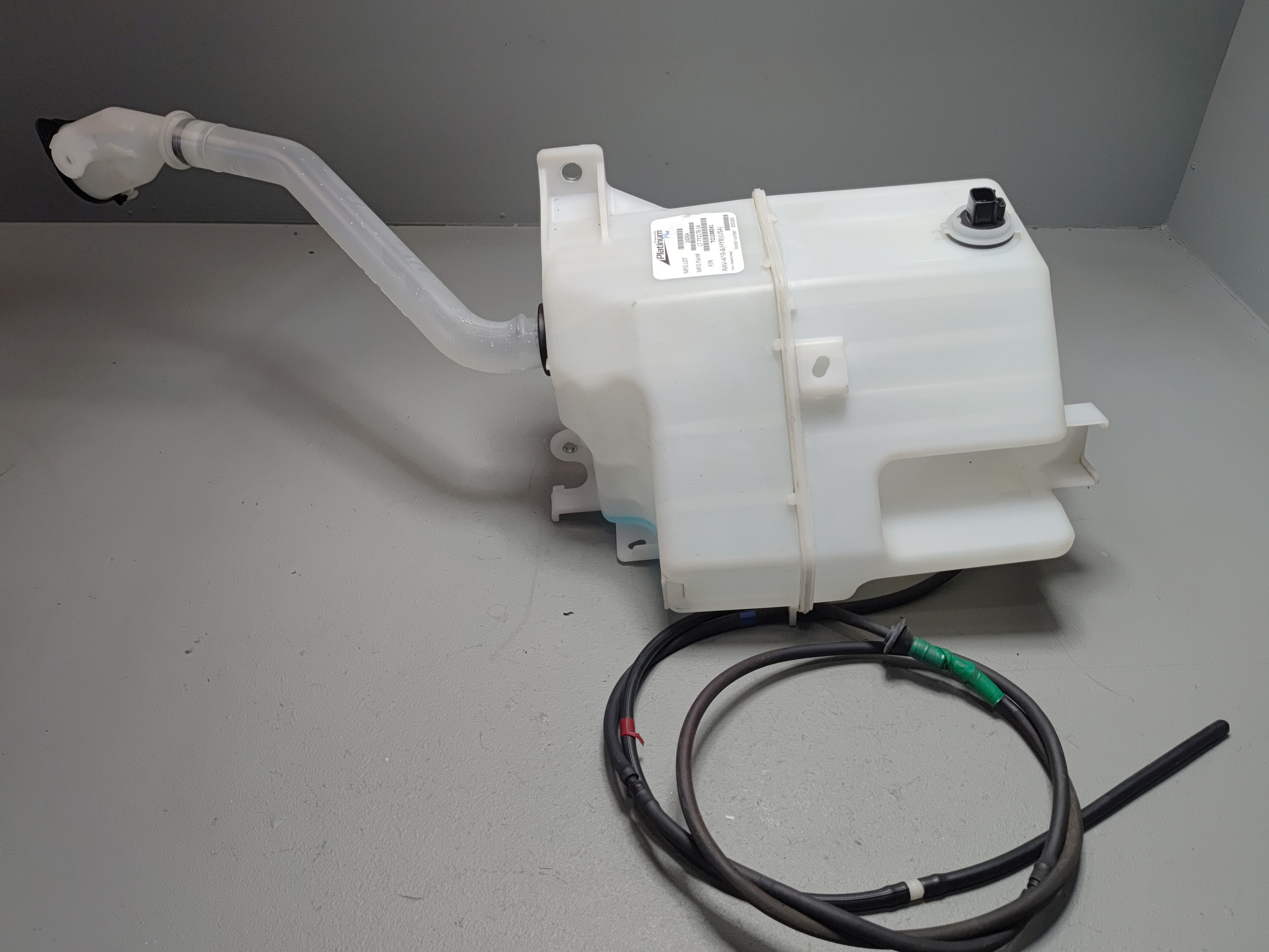 2019-2022 TOYOTA RAV4 WINDSHIELD WASHER RESERVOIR TANK W/ PUMP FILLER NECK OEM