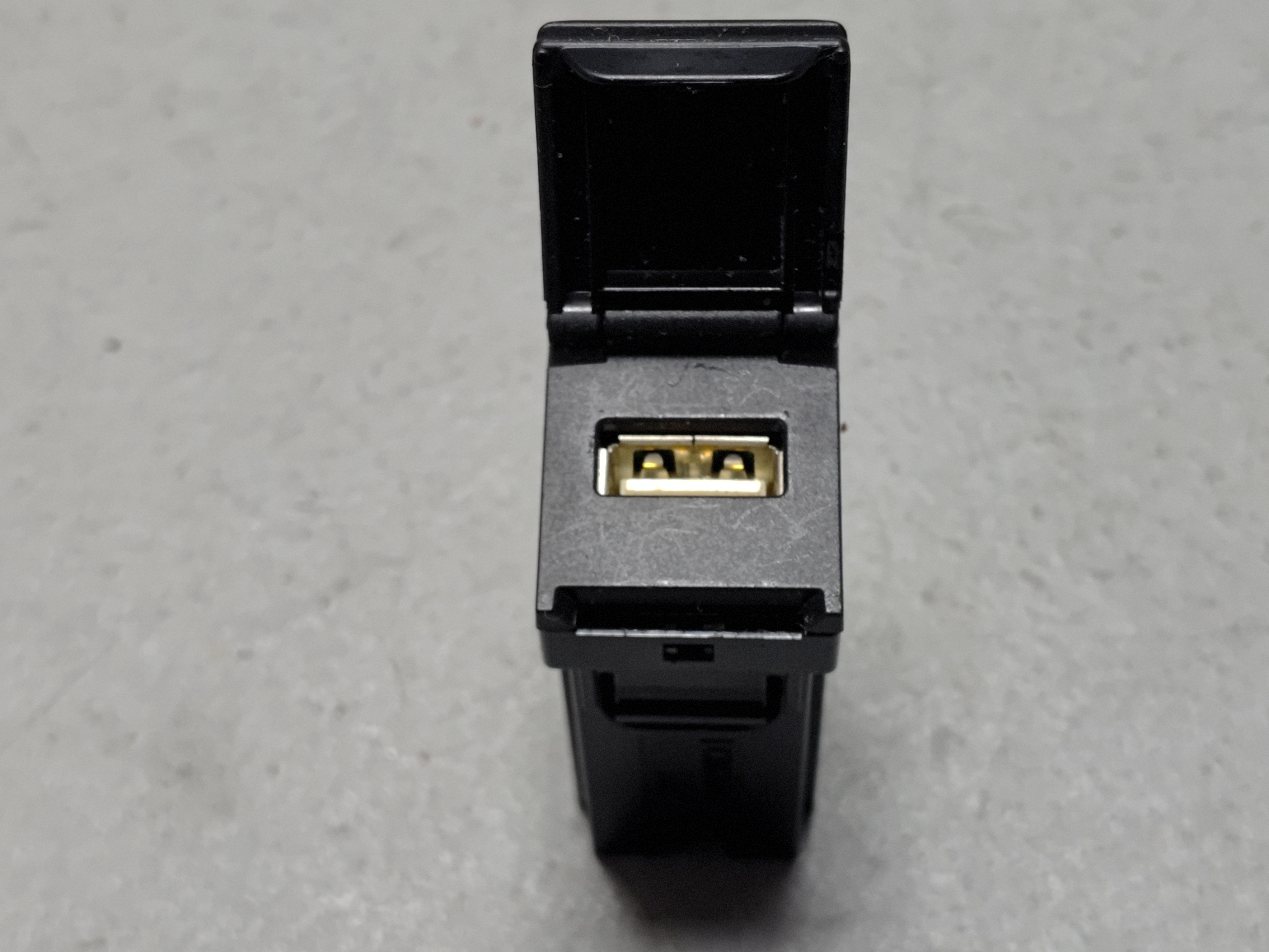 2021 TOYOTA RAV4  CENTER CONSOLE USB PORT HUB OEM