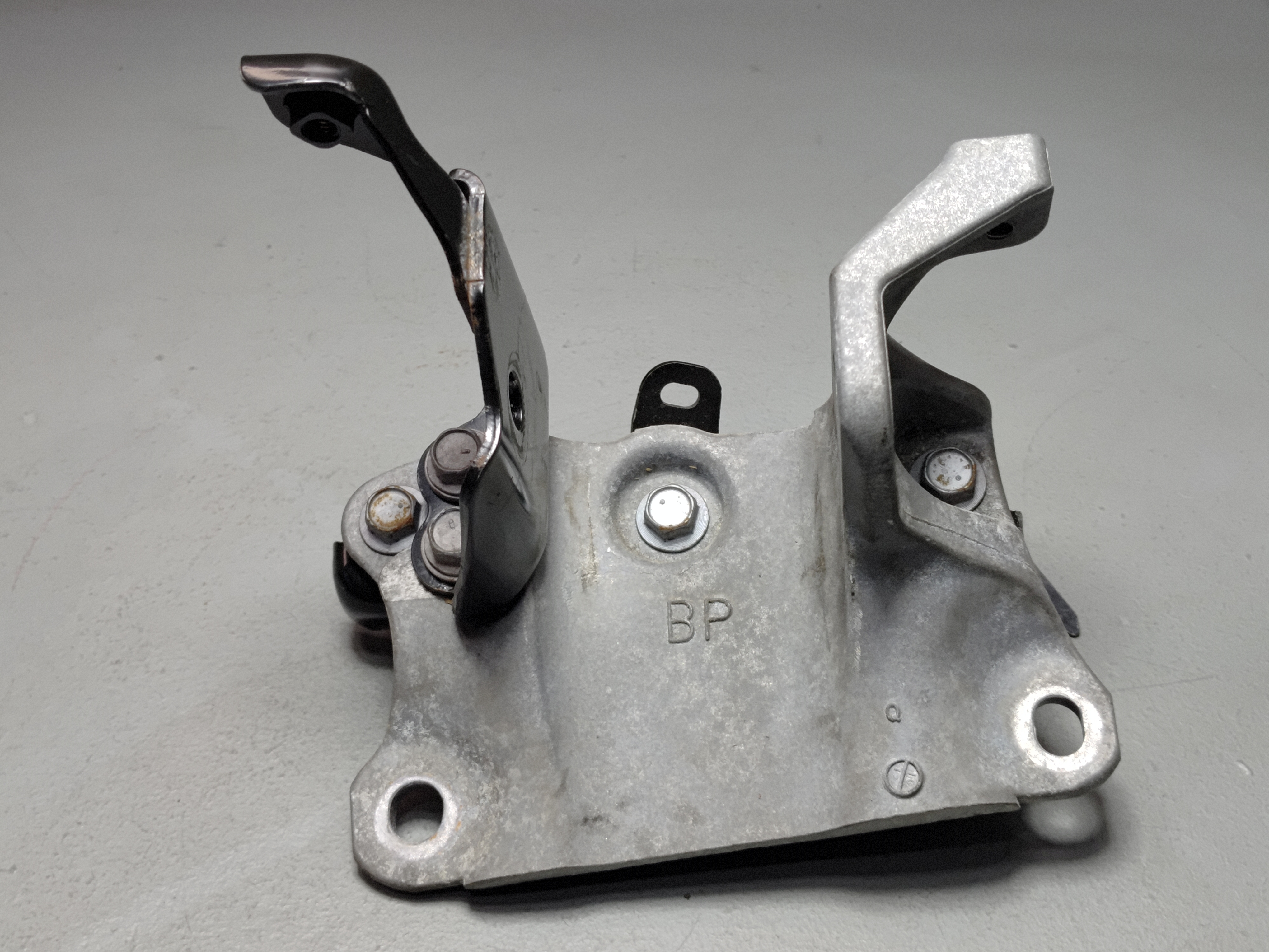 2018-2025 TOYOTA RAV4 LEFT DRIVER SIDE AUTOMATIC TRANSMISSION MOUNT BRACKET OEM