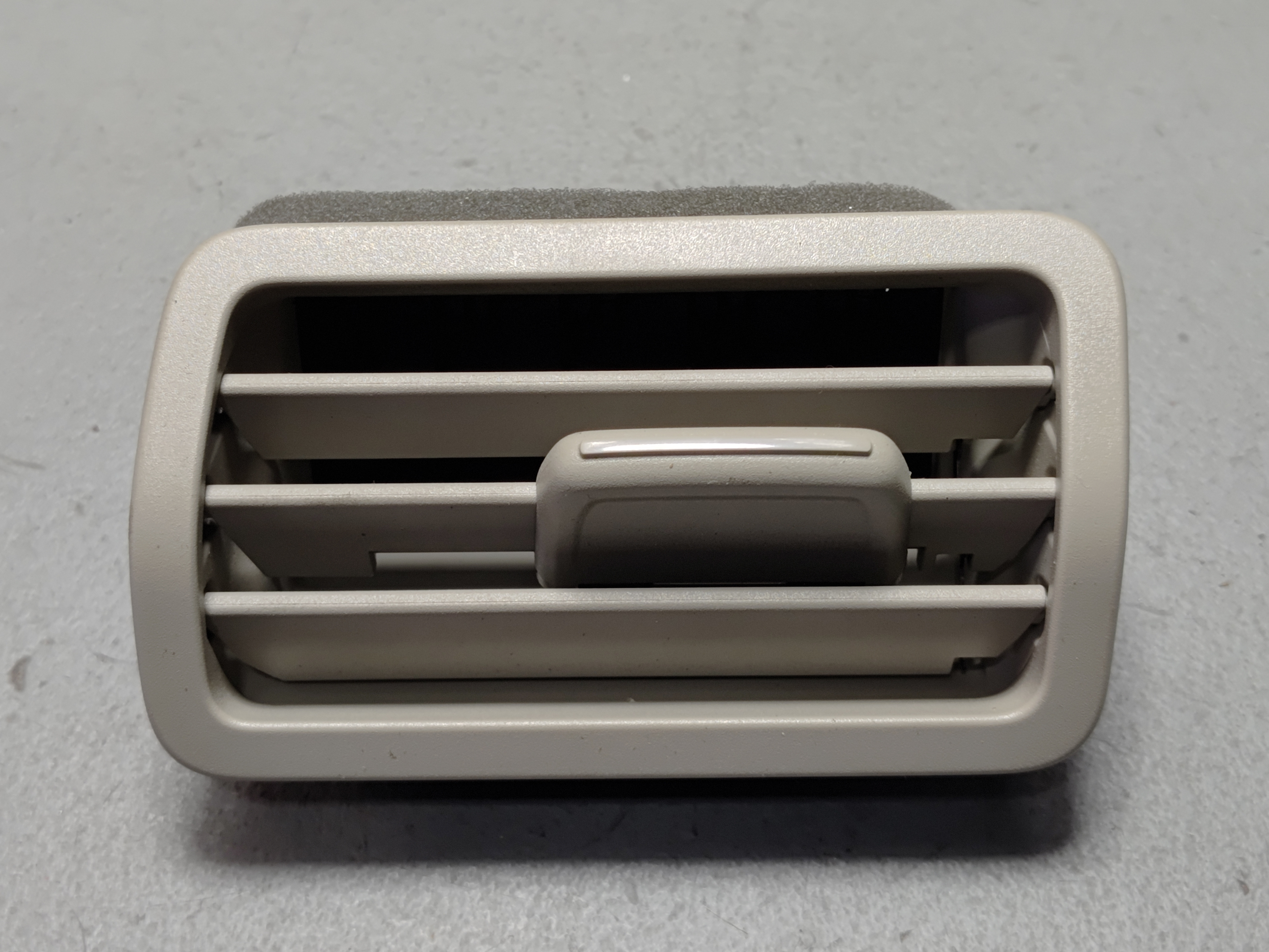 18-23 VOLKSWAGEN ATLAS REAR PASSENGE SIDE C PILLAR UPPER QUARTER AIR GRILLE OEM