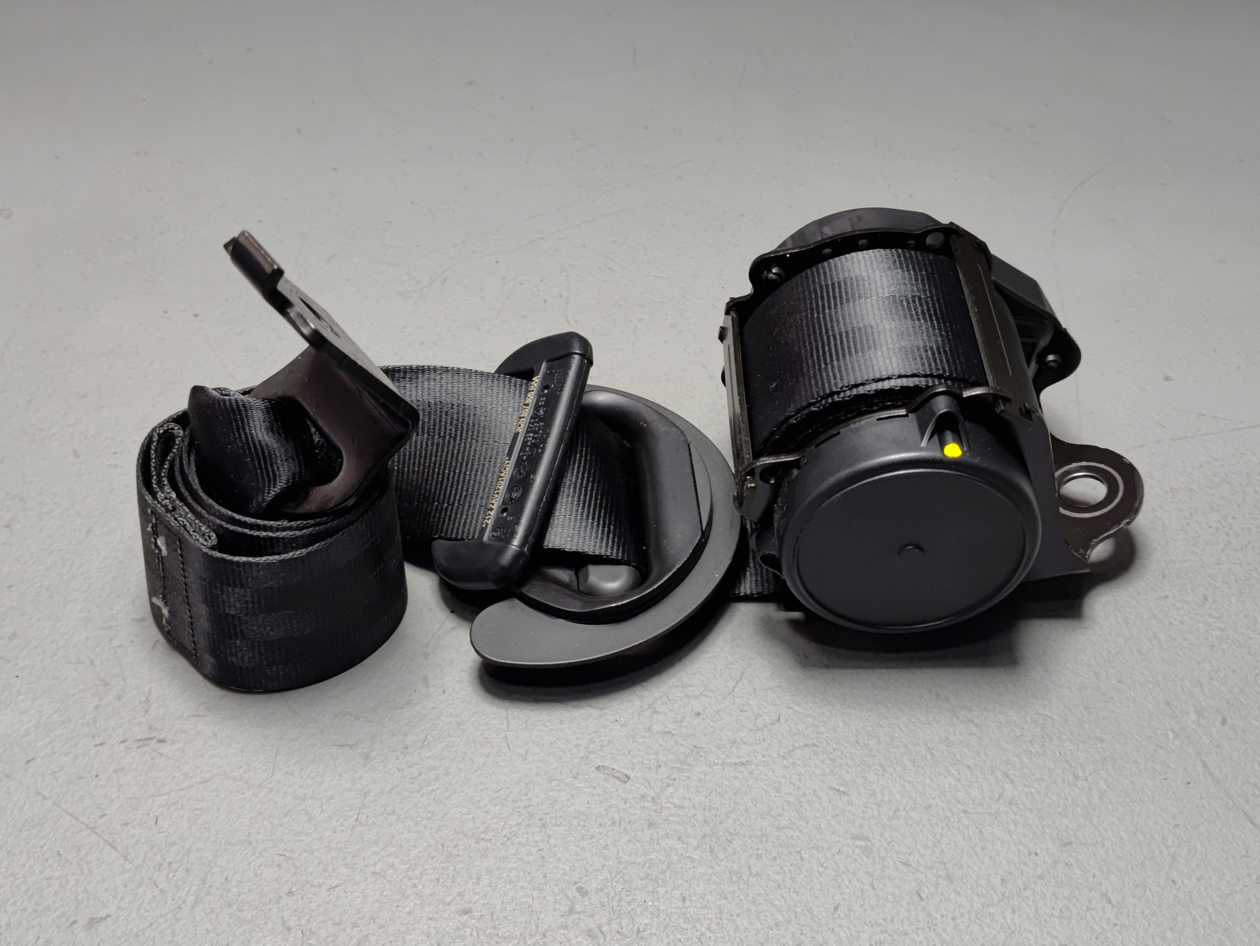 18-2025 VOLKSWAGEN ATLAS REAR 2ND ROW PASSENGER SEATBELT SEAT BELT RETRACTOR OEM