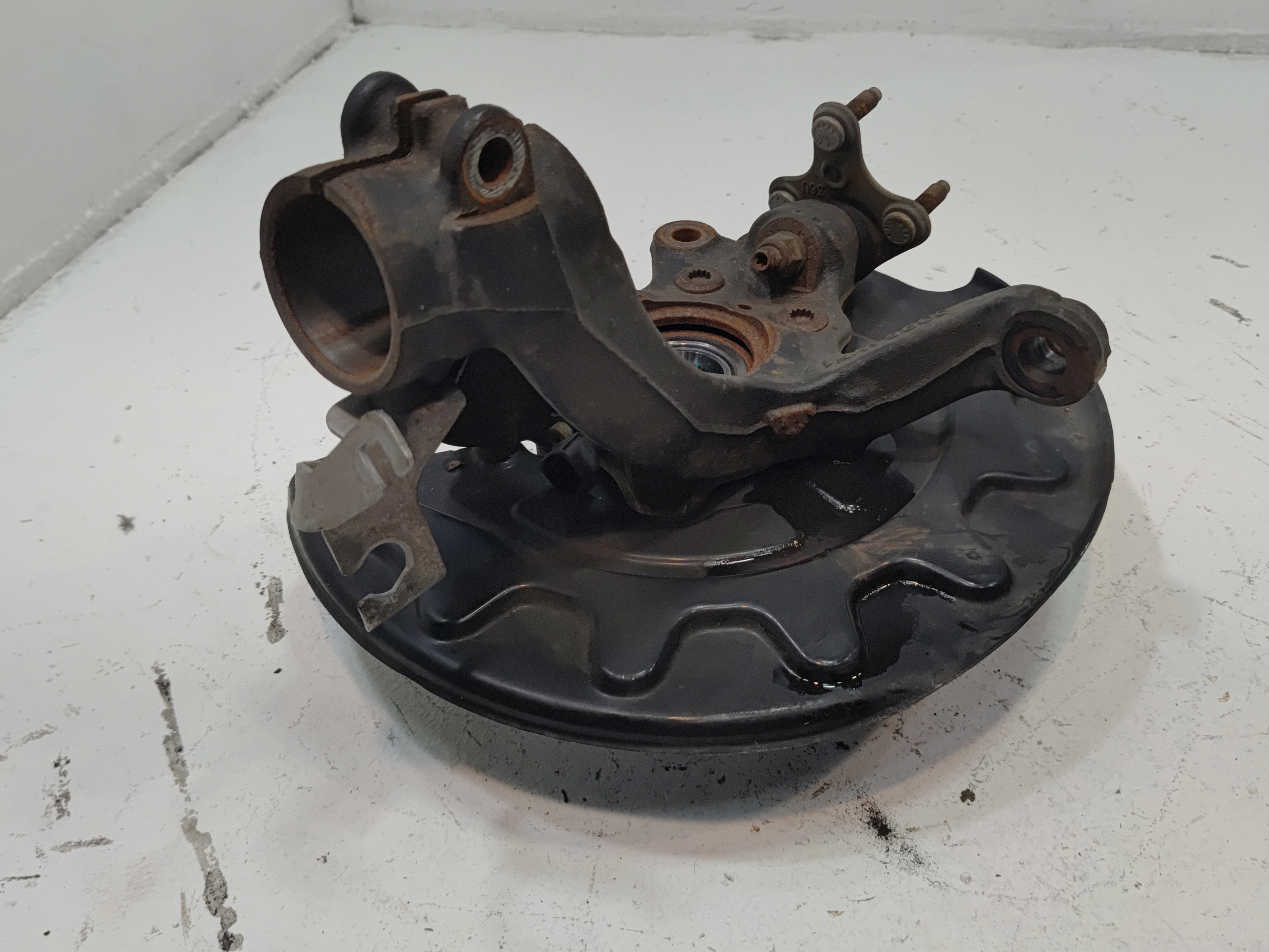 2018-2023 Volkswagen Atlas AWD Front Left Suspension Spindle Knuckle Hub OEM
