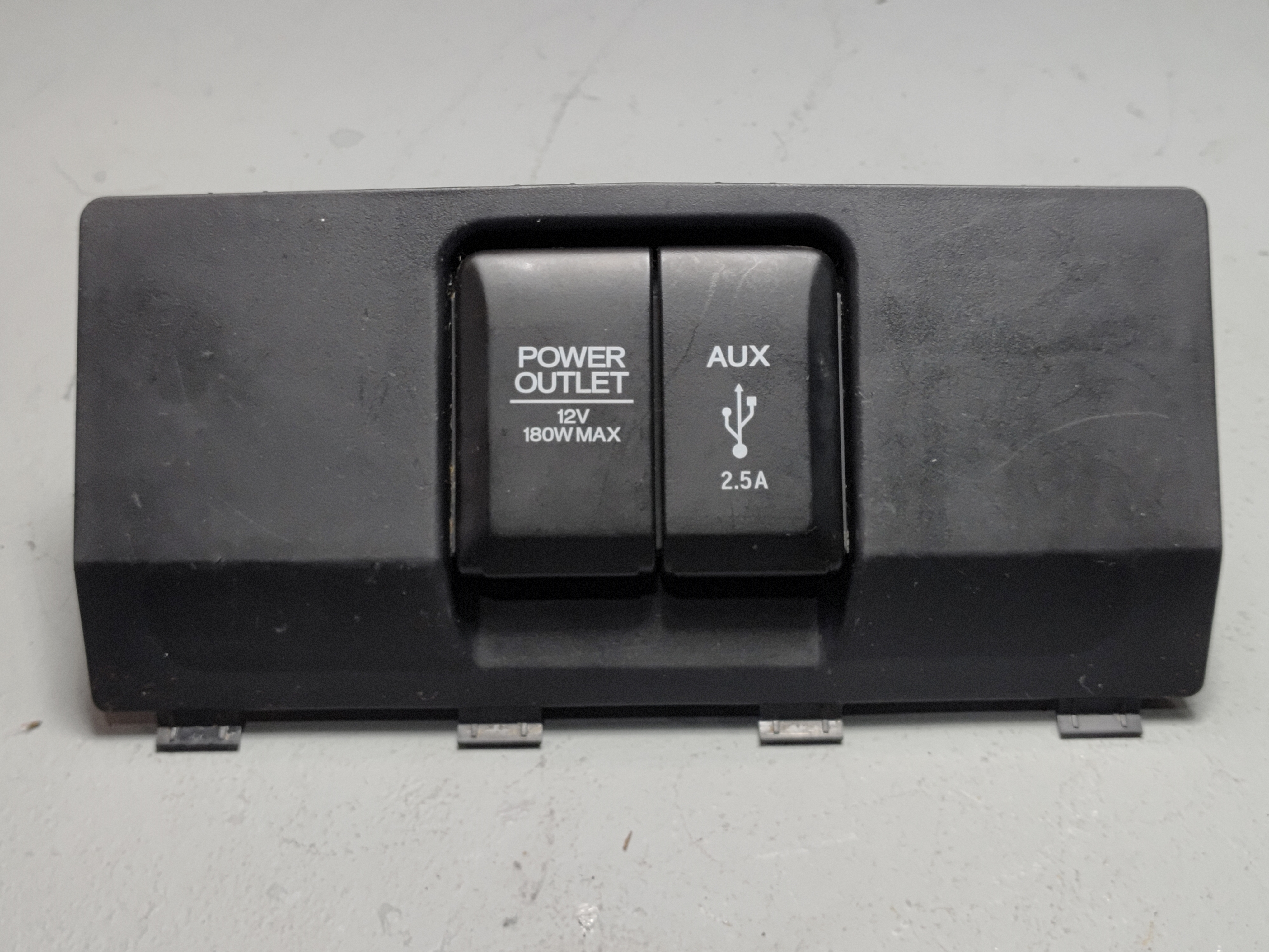 2016-2019 HONDA PILOT CENTER CONSOLE POWER OUTLET & AUXILIARY PORT AUX OEM
