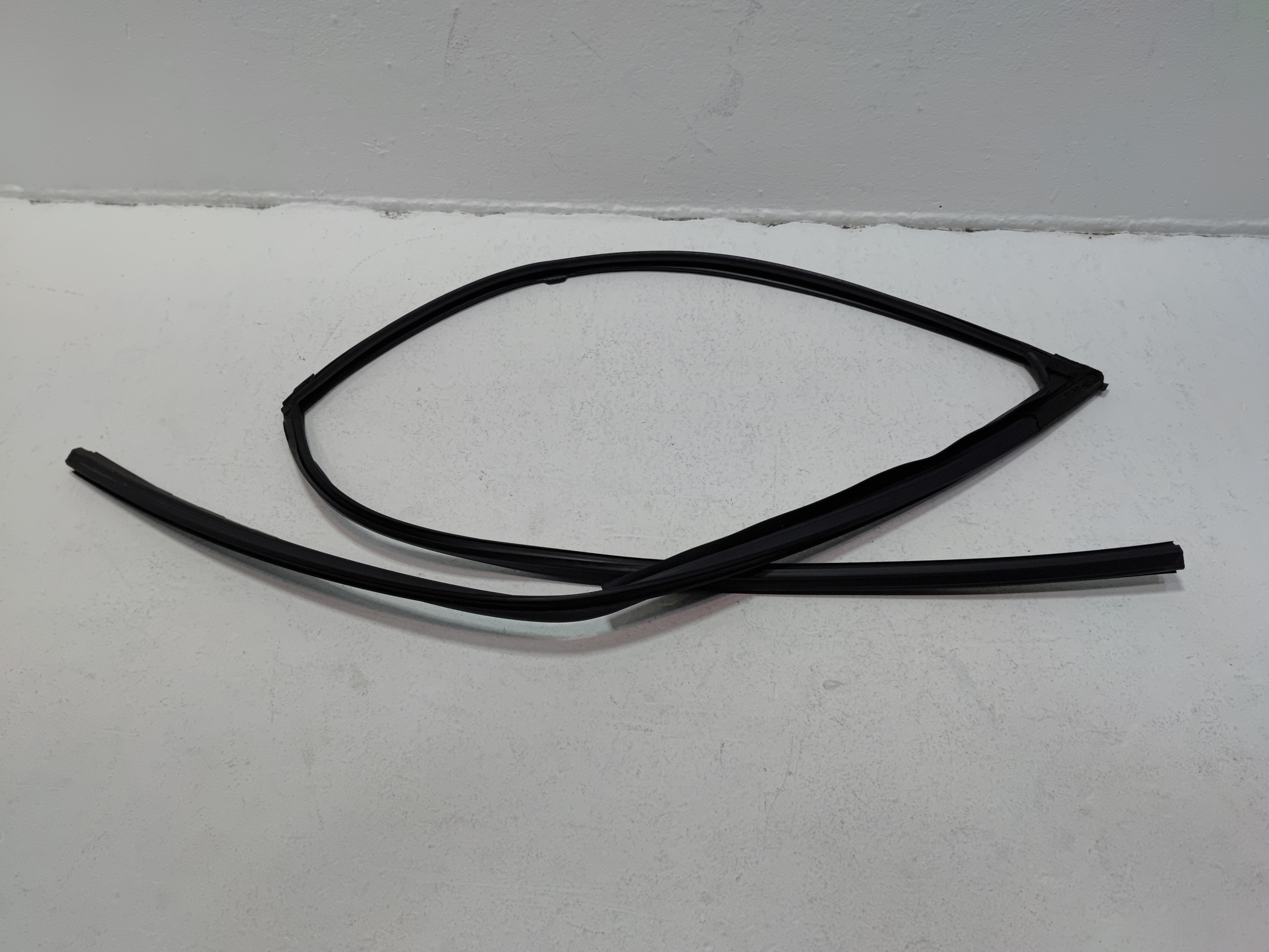 2016-2021 HONDA PILOT FRONT RIGHT SIDE DOOR WINDOW GLASS RUN CHANNEL SEAL OEM