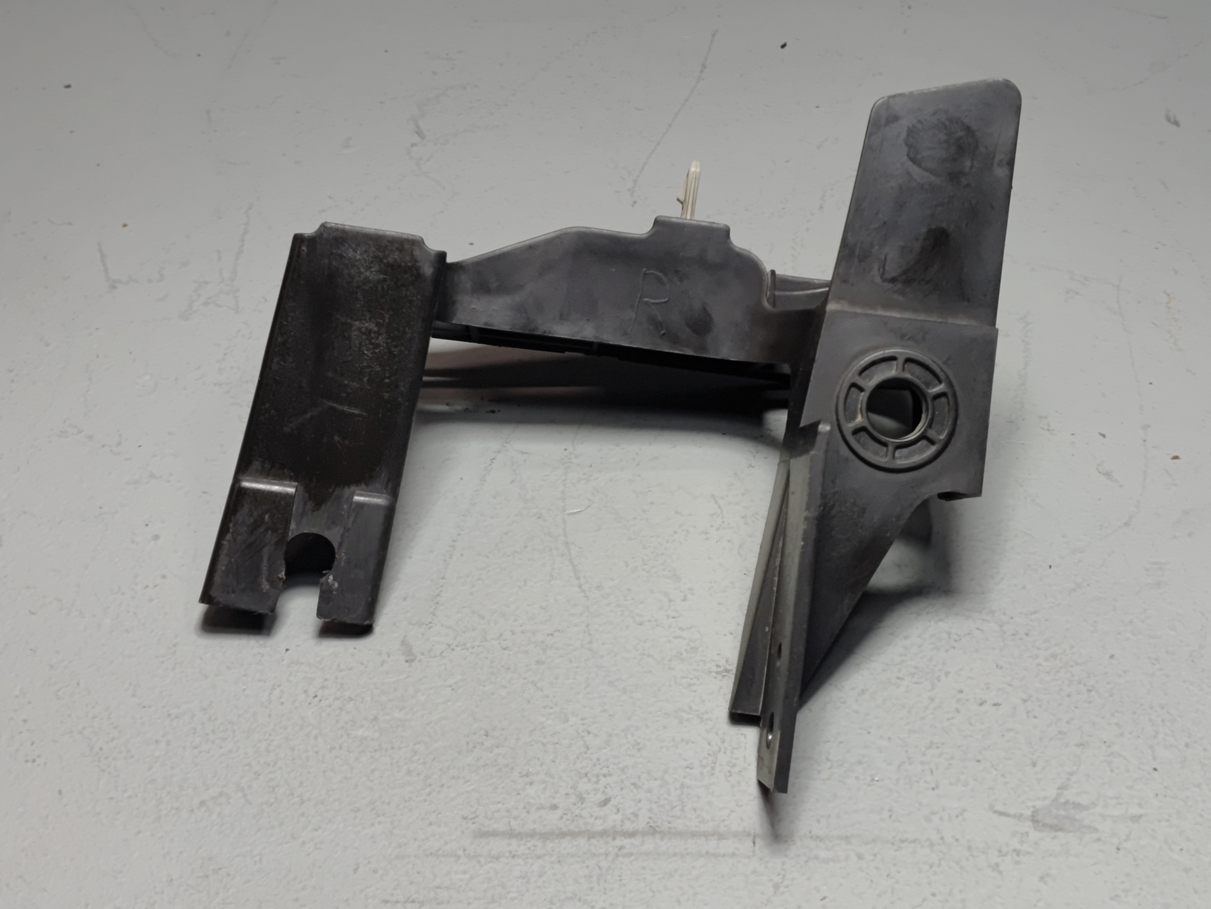 2016-18 Honda Pilot Front Bumper Grille Passenger Side Support Mount Bracket OEM