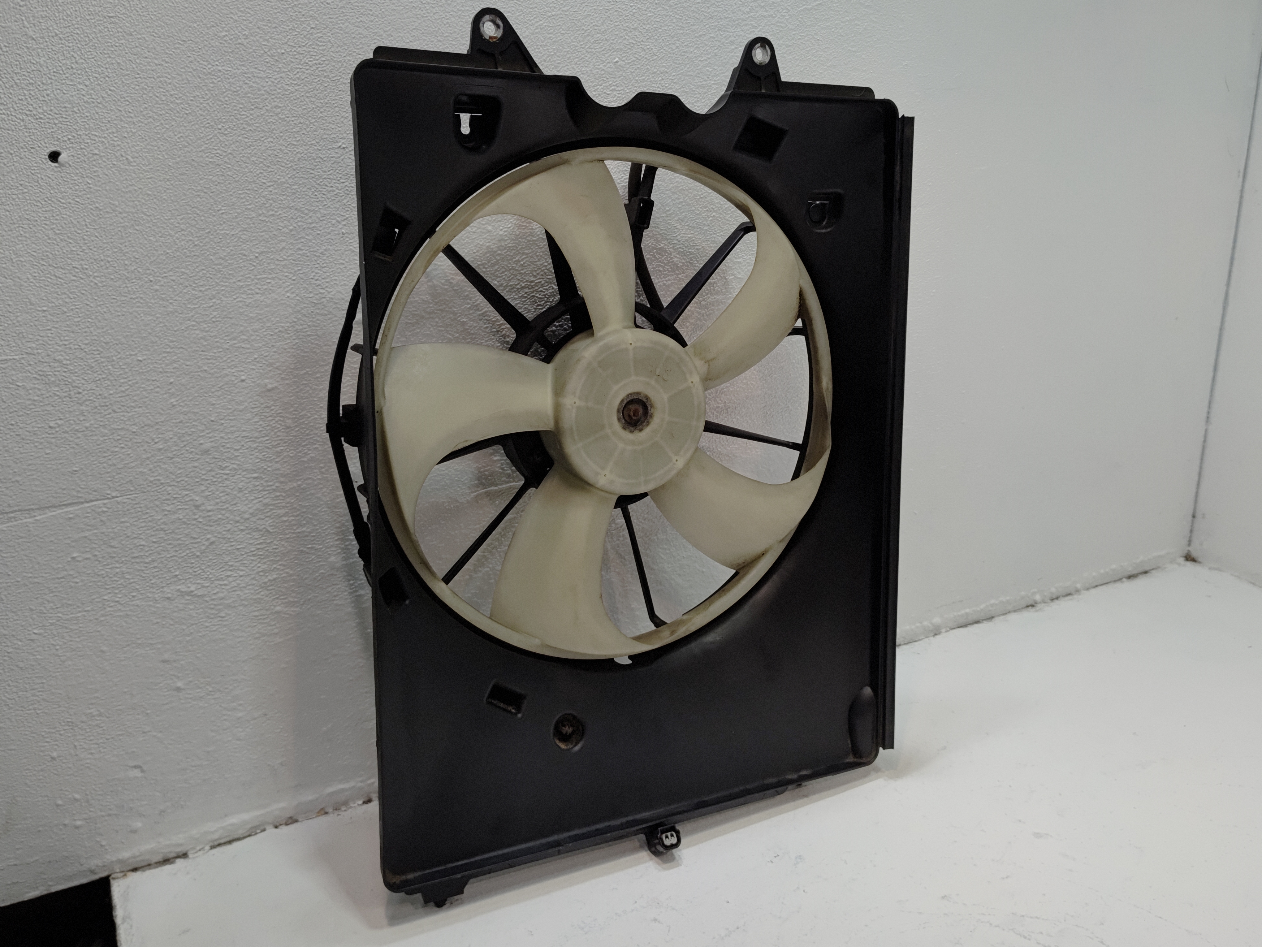 2014-2020 ACURA MDX FRONT DRIVER SIDE RADIATOR COOLING FAN MOTOR & SHROUD OEM