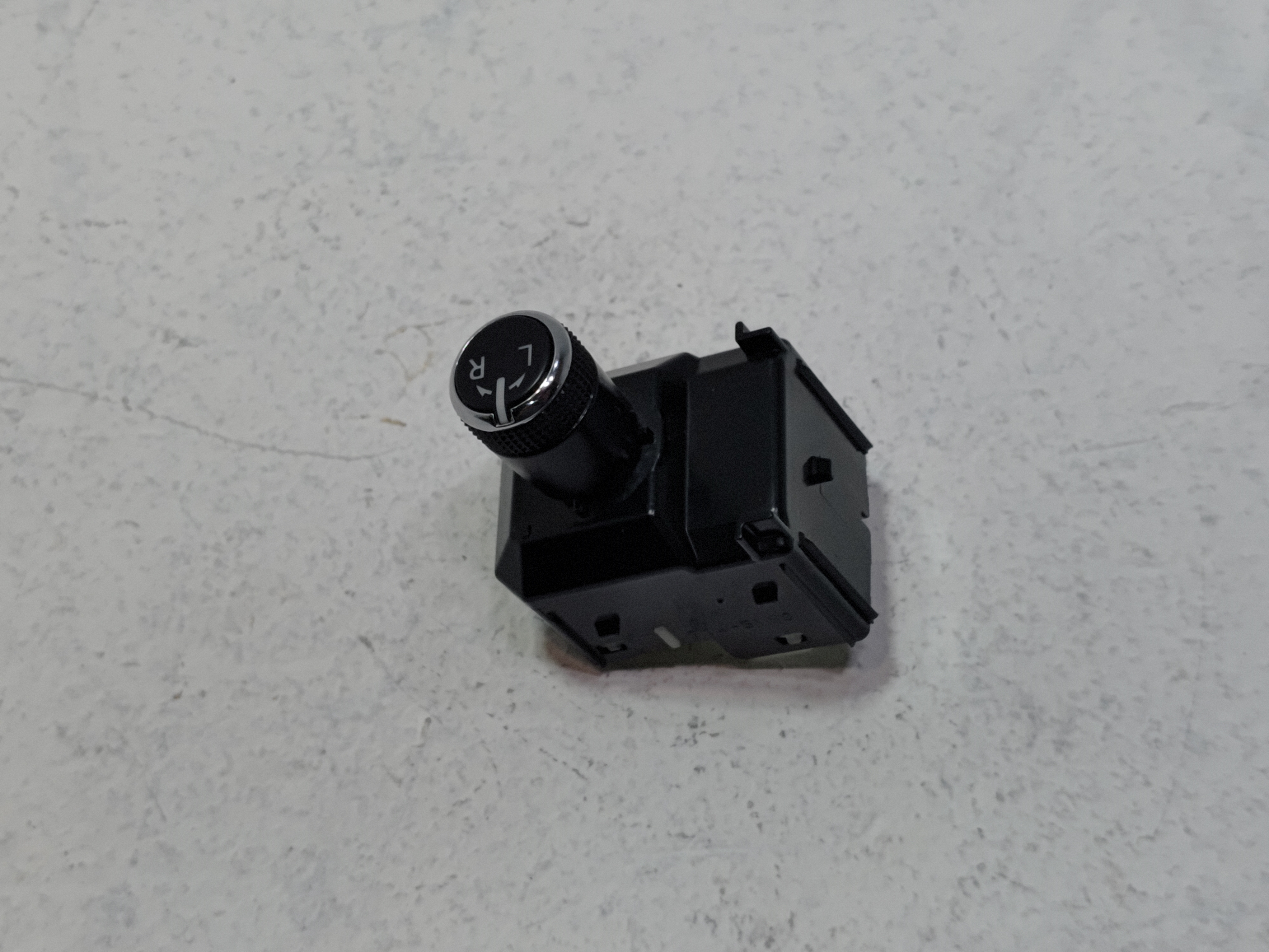 TOYOTA CAMRY XSE XLE FRONT DRIVER DOOR OUTER MIRROR CONTROL SWITCH OEM 2018-20