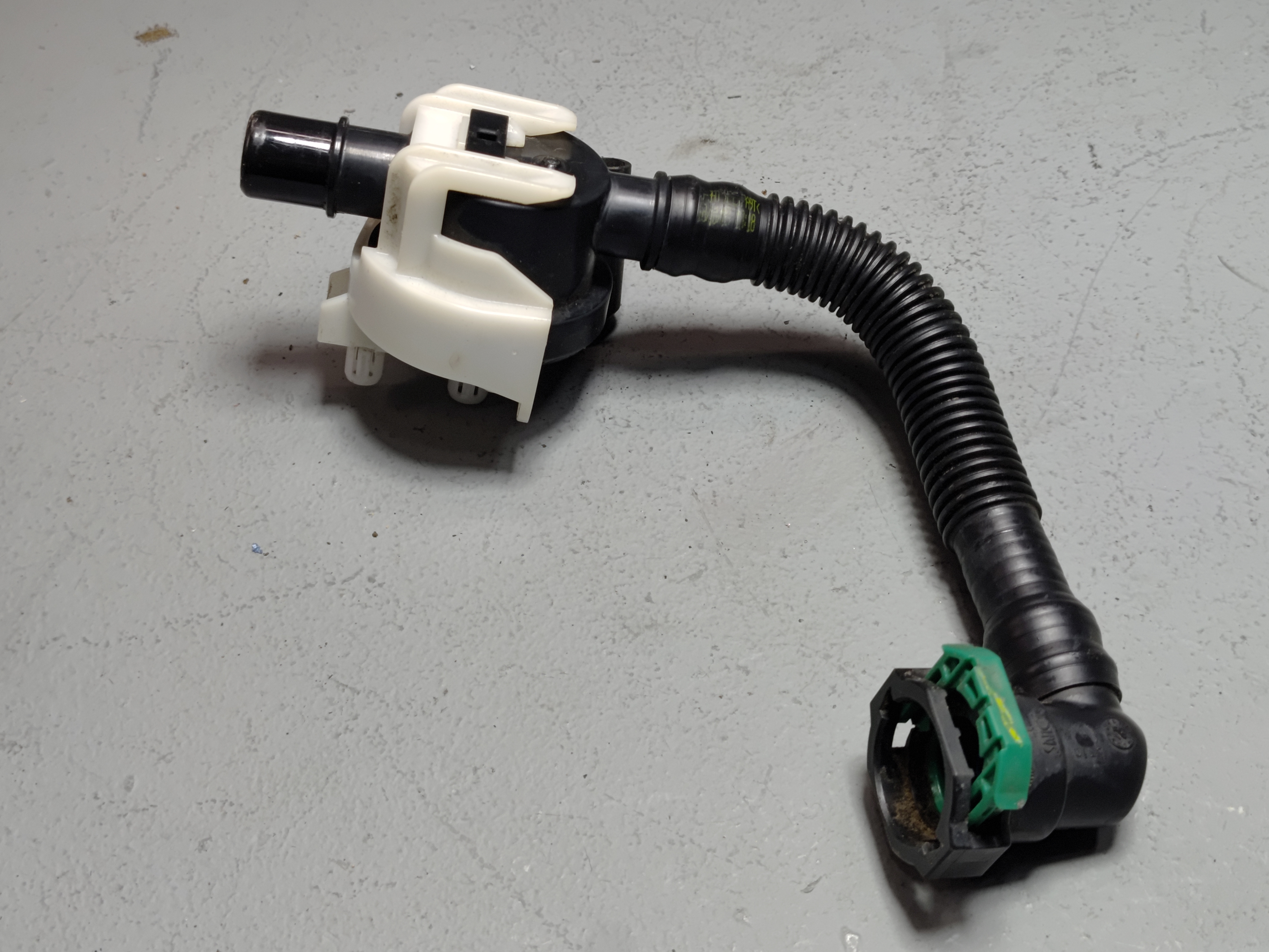 TOYOTA CAMRY  2018-2020 2.5L FWD FUEL VAPOR CANISTER OUTLET HOSE TUBE PIPE OEM