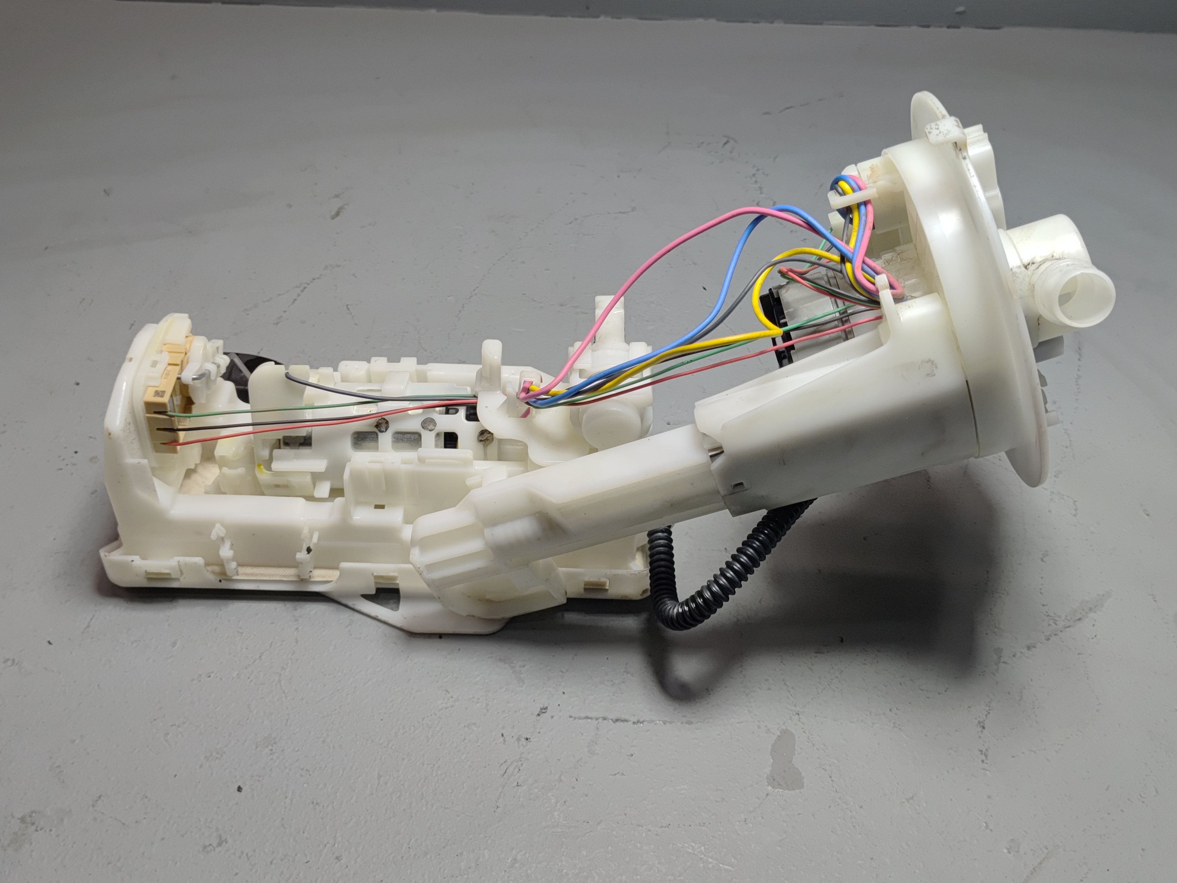 2019 - 2025 TOYOTA RAV4 HYBRID FUEL GAS TANK PUMP UNIT OEM DENSO