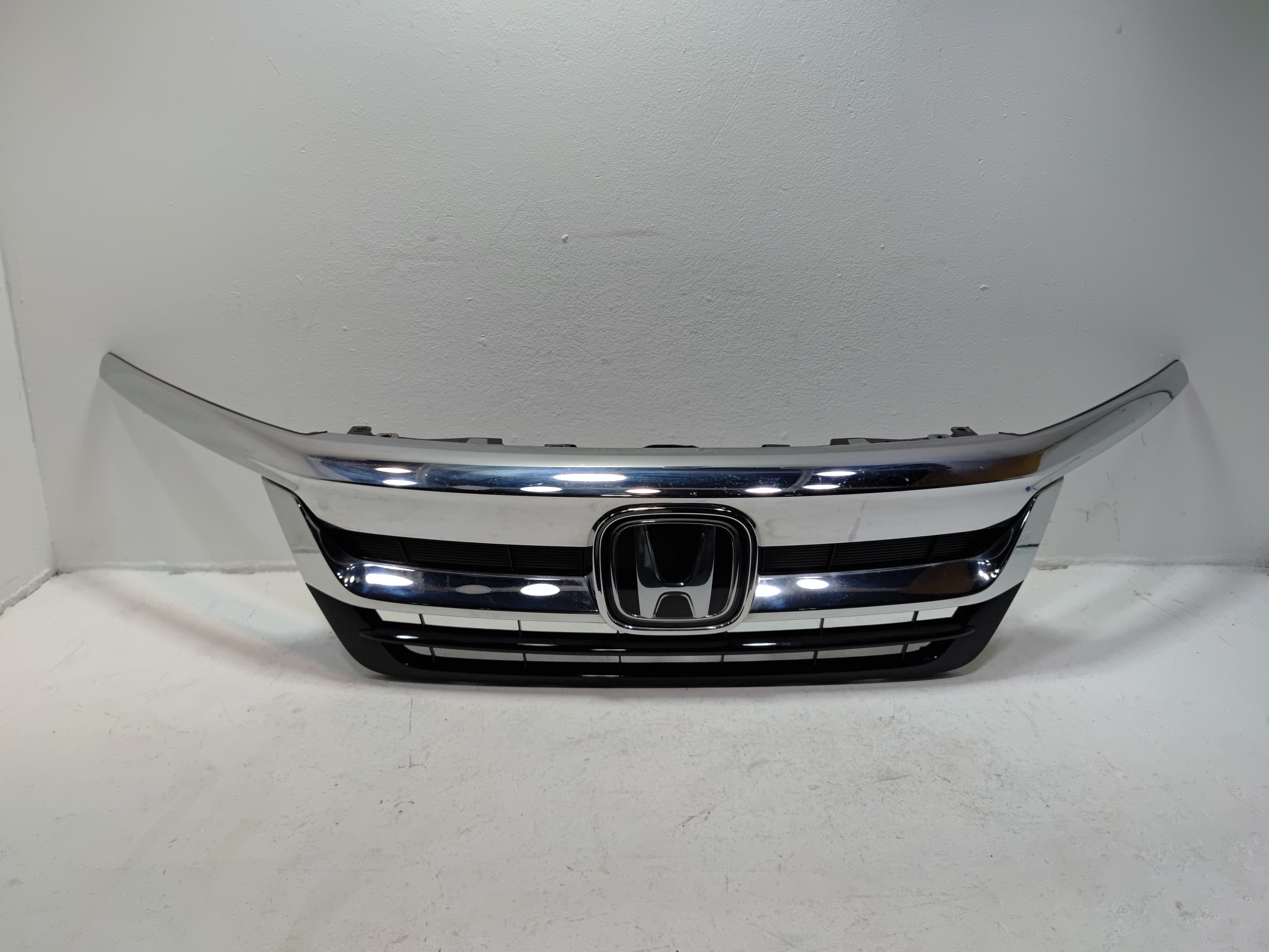 2019-2022 HONDA PILOT FRONT BUMPER RADIATOR GRILLE W/ UPPER MOLDING TRIM OEM