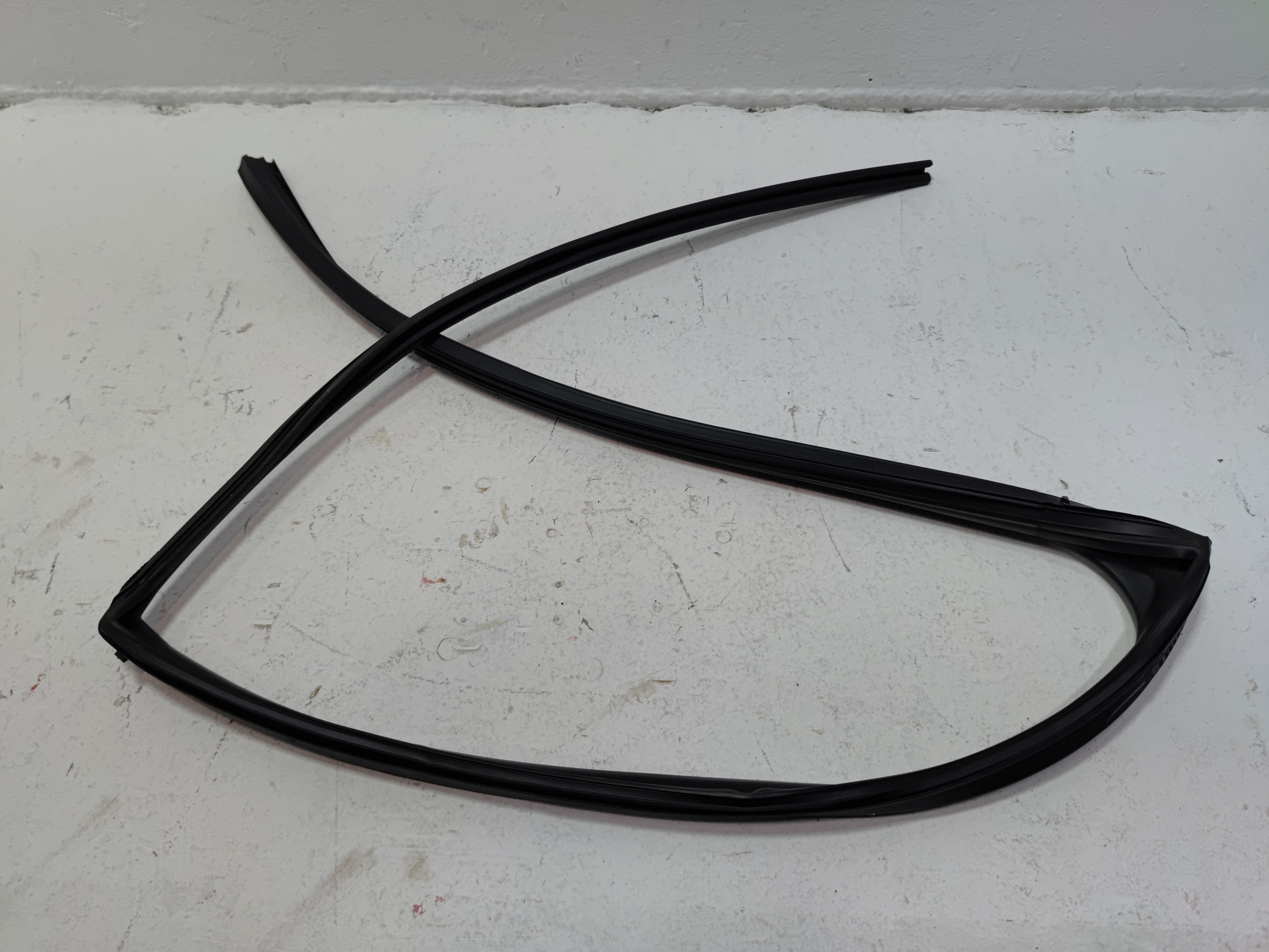 2018-2024 TOYOTA CAMRY REAR LEFT DRIVER DOOR WINDOW GLASS RUN CHANNEL SEAL OEM